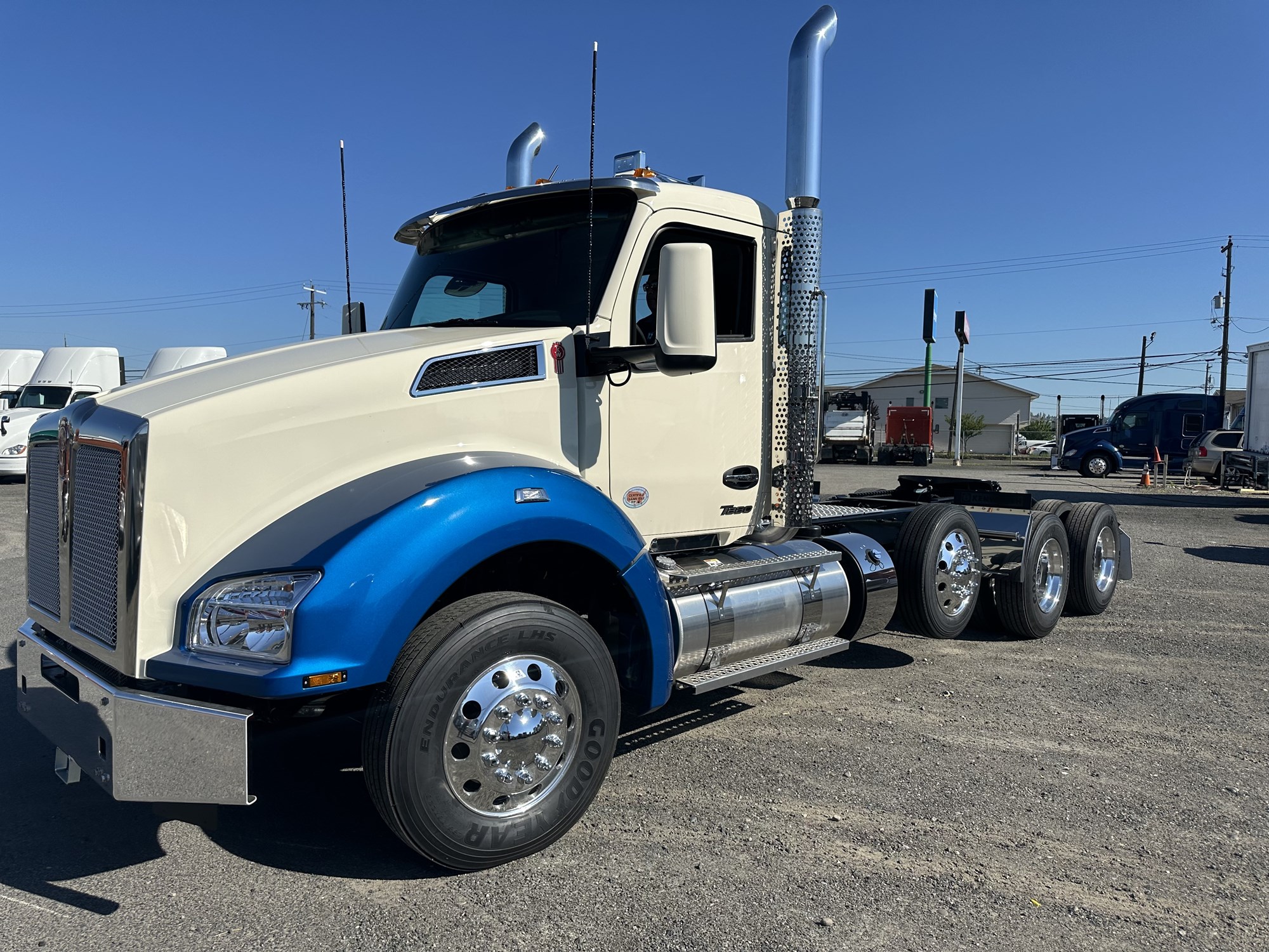 2025 Kenworth T880 - image 1 of 6