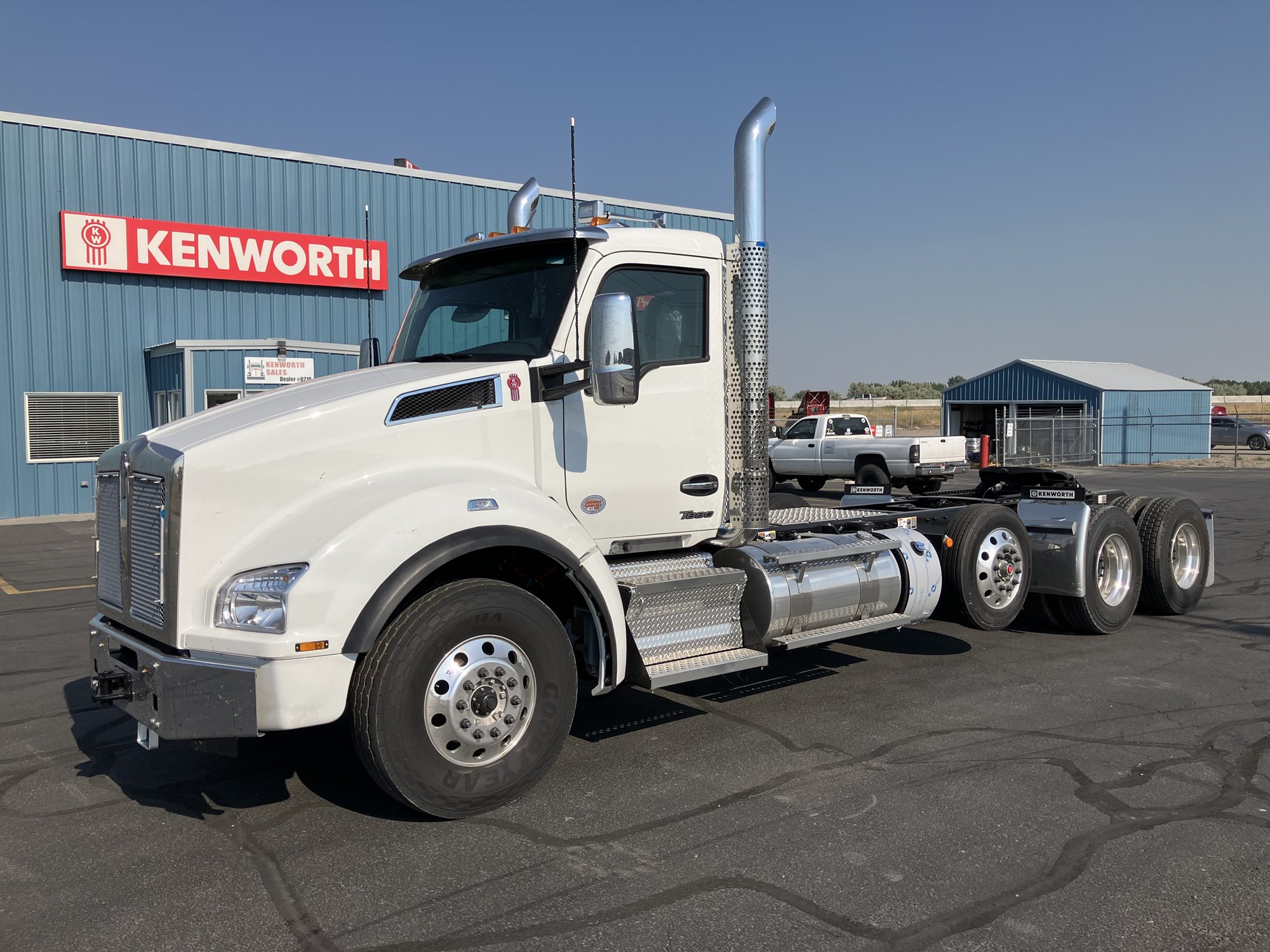 2025 Kenworth T880 - image 1 of 6