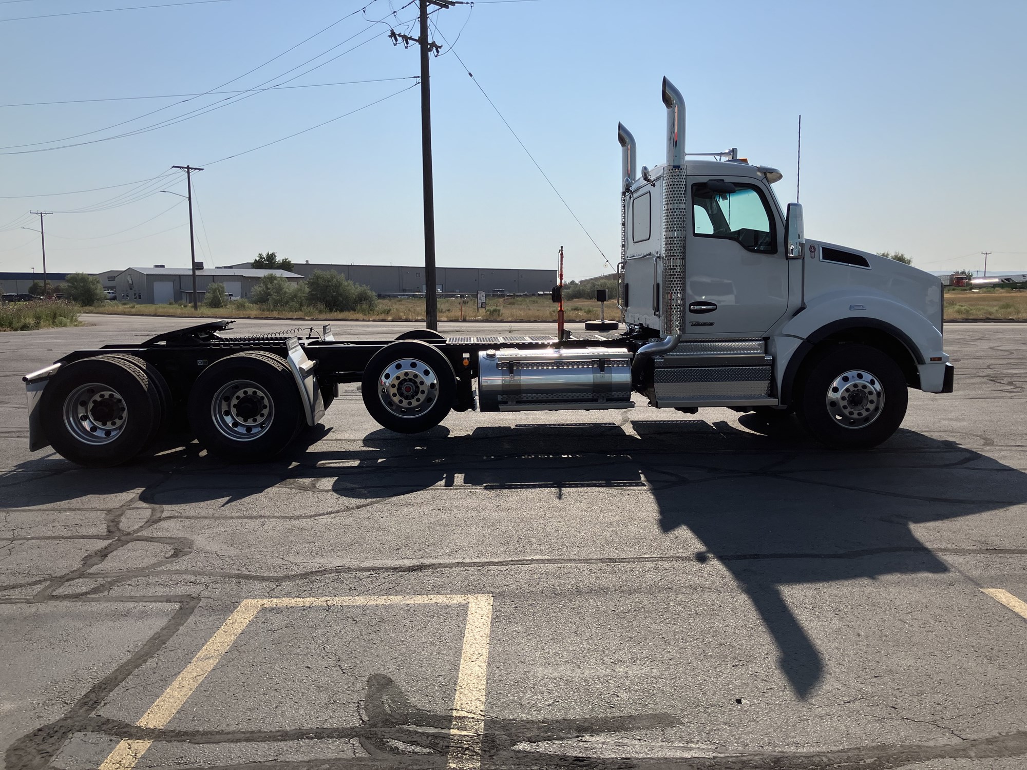 2025 Kenworth T880 - image 4 of 6