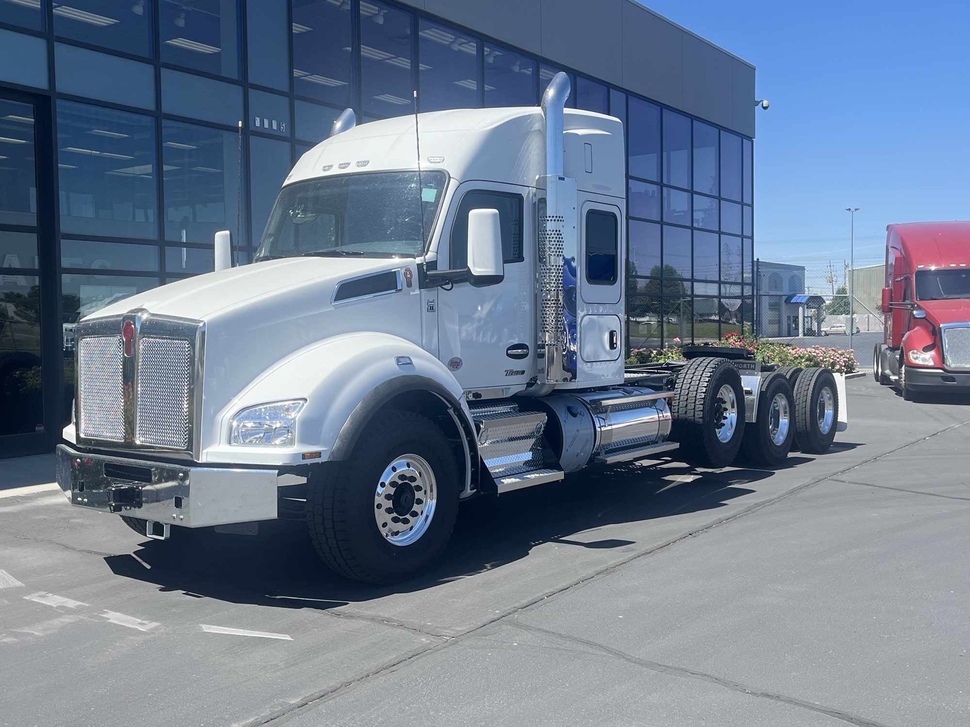 2025 Kenworth T880 - image 1 of 3