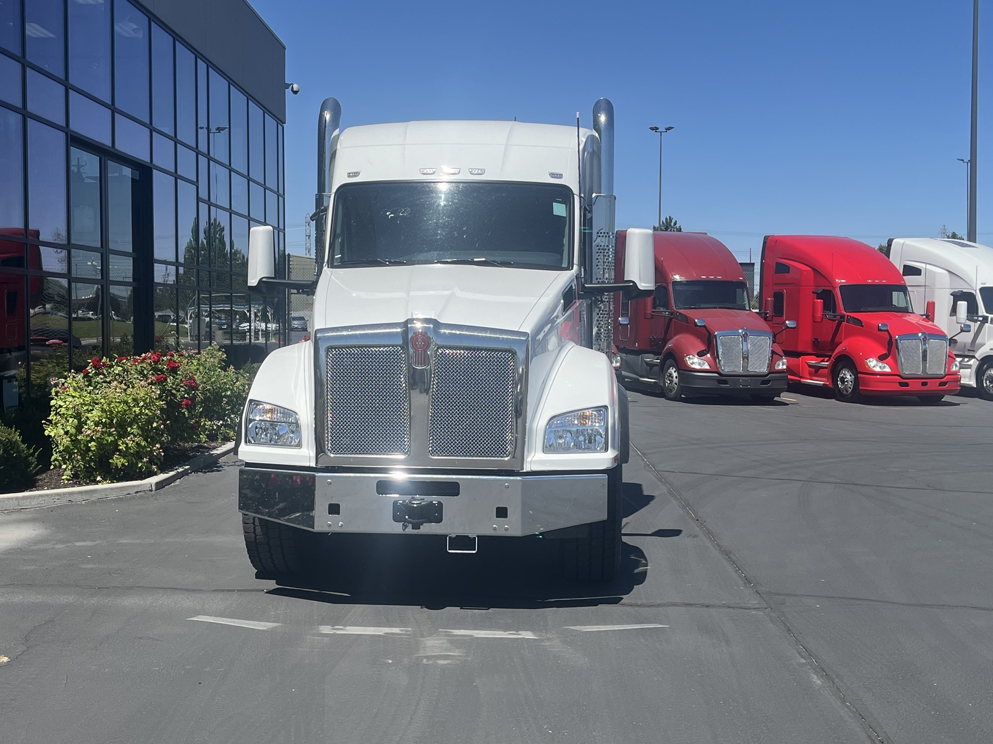 2025 Kenworth T880 - image 2 of 3