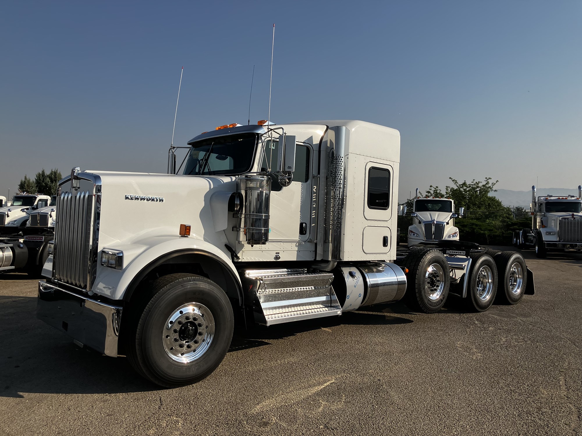 2025 Kenworth W900B - image 1 of 6