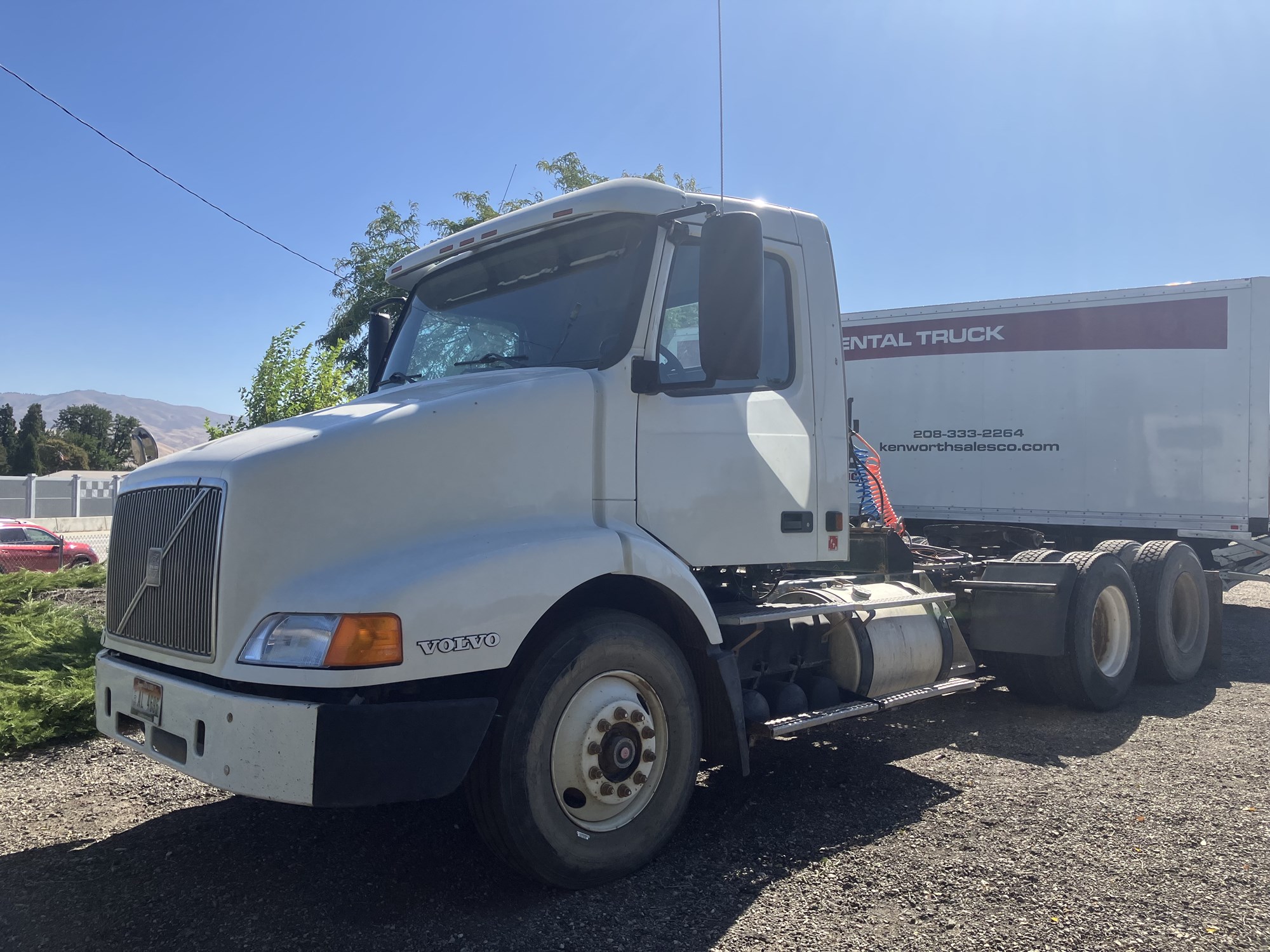 2001 Volvo VNM64T200 - image 1 of 4