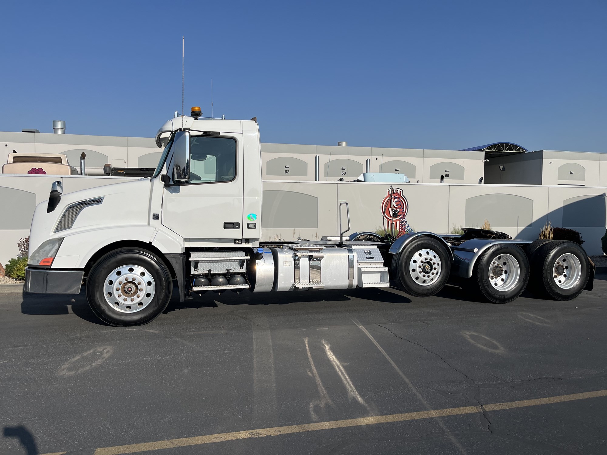 2016 Volvo VNL - image 1 of 6