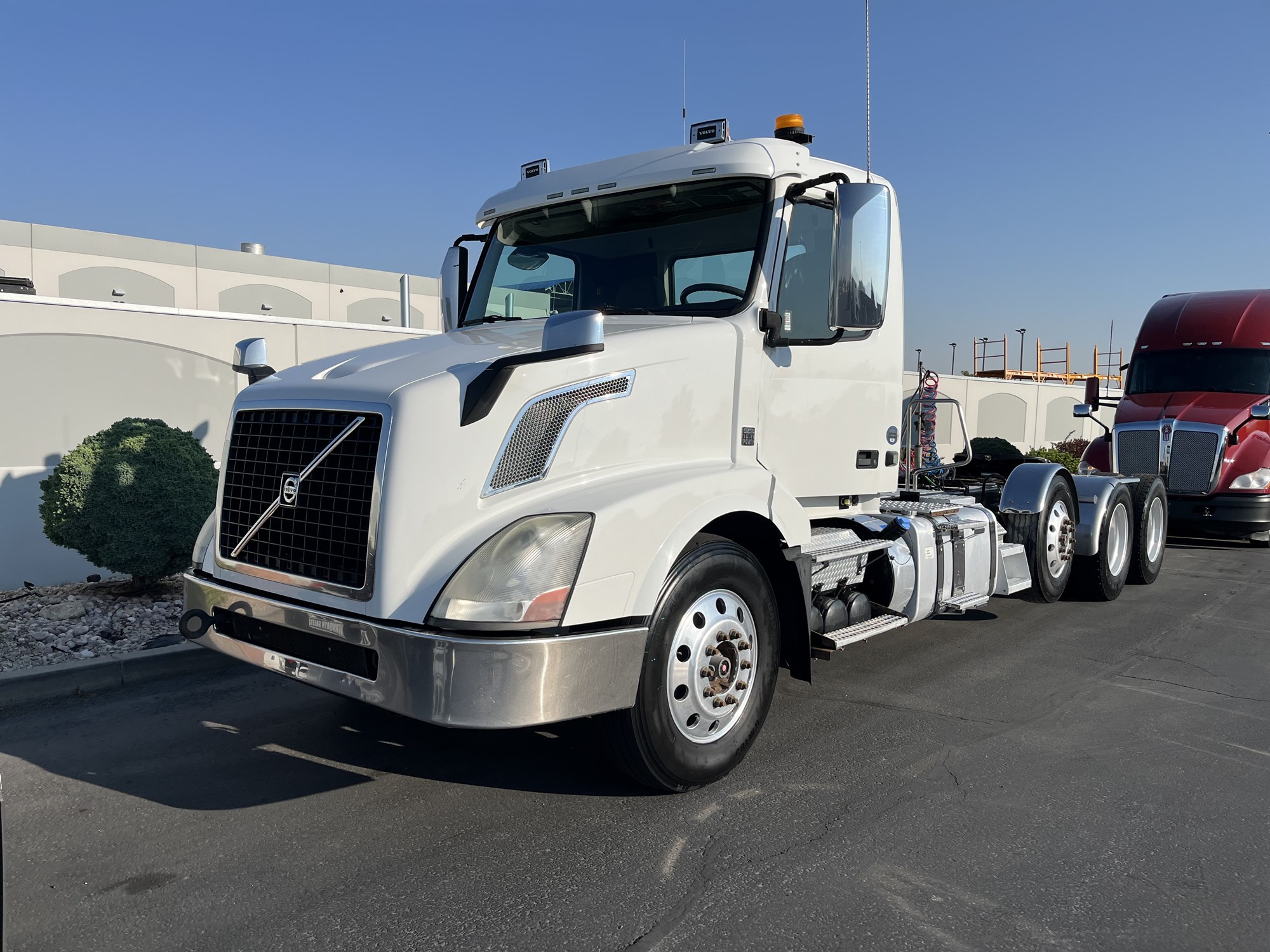 2016 Volvo VNL - image 2 of 6