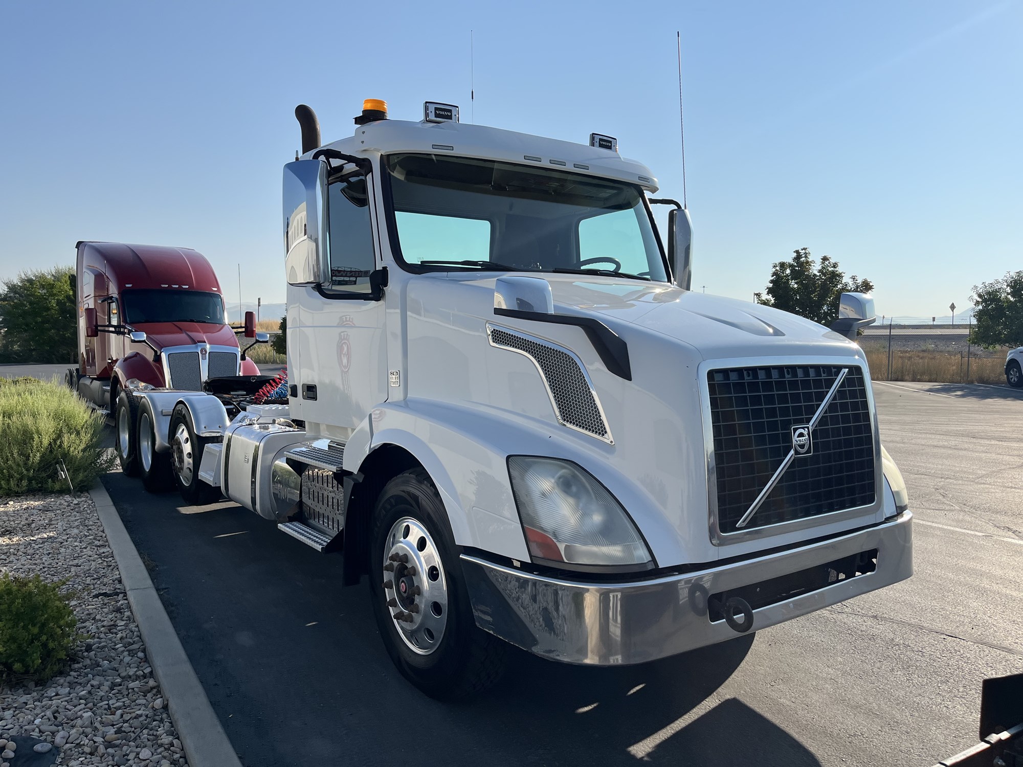 2016 Volvo VNL - image 3 of 6