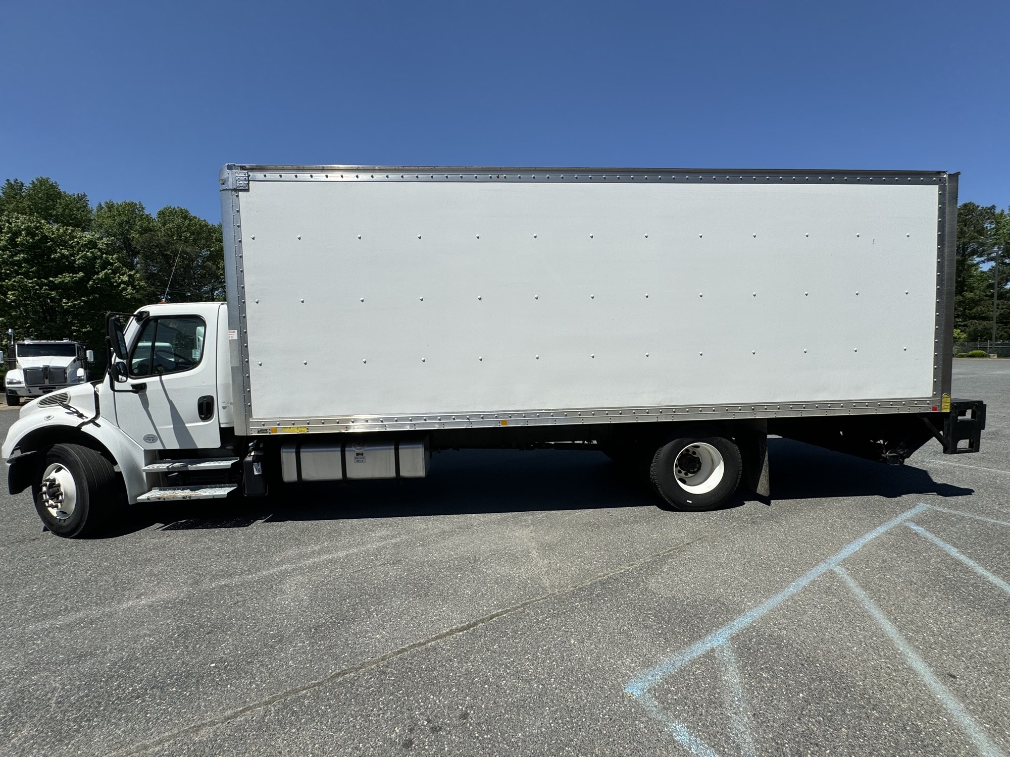 2016 Freightliner M2 - image 2 of 6