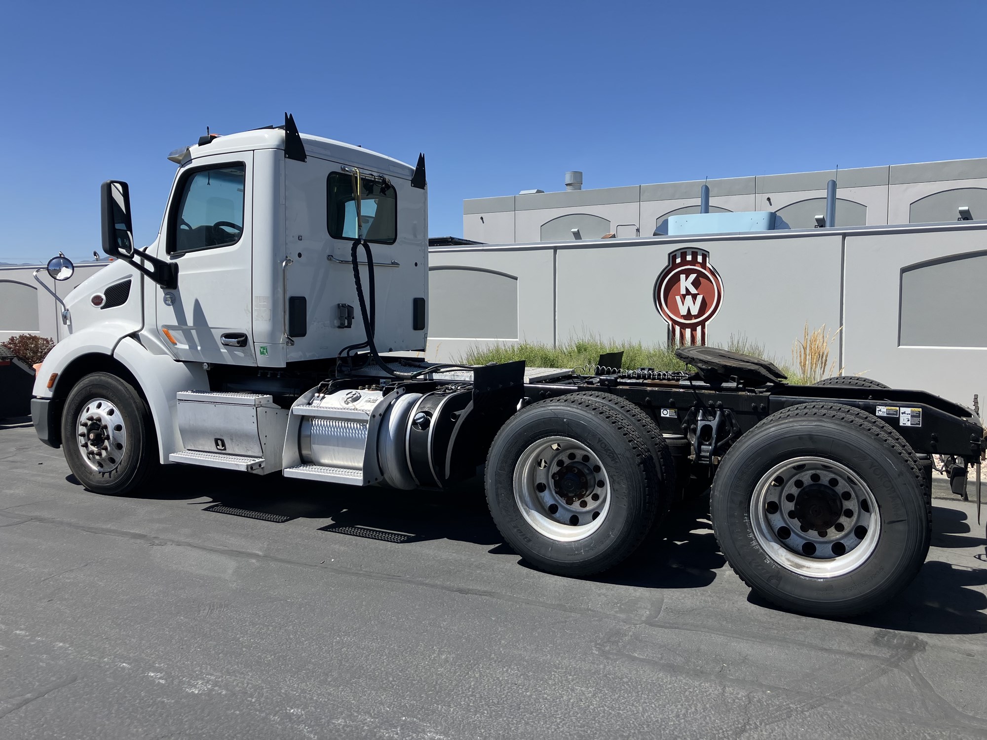 2018 Peterbilt 579 - image 2 of 6