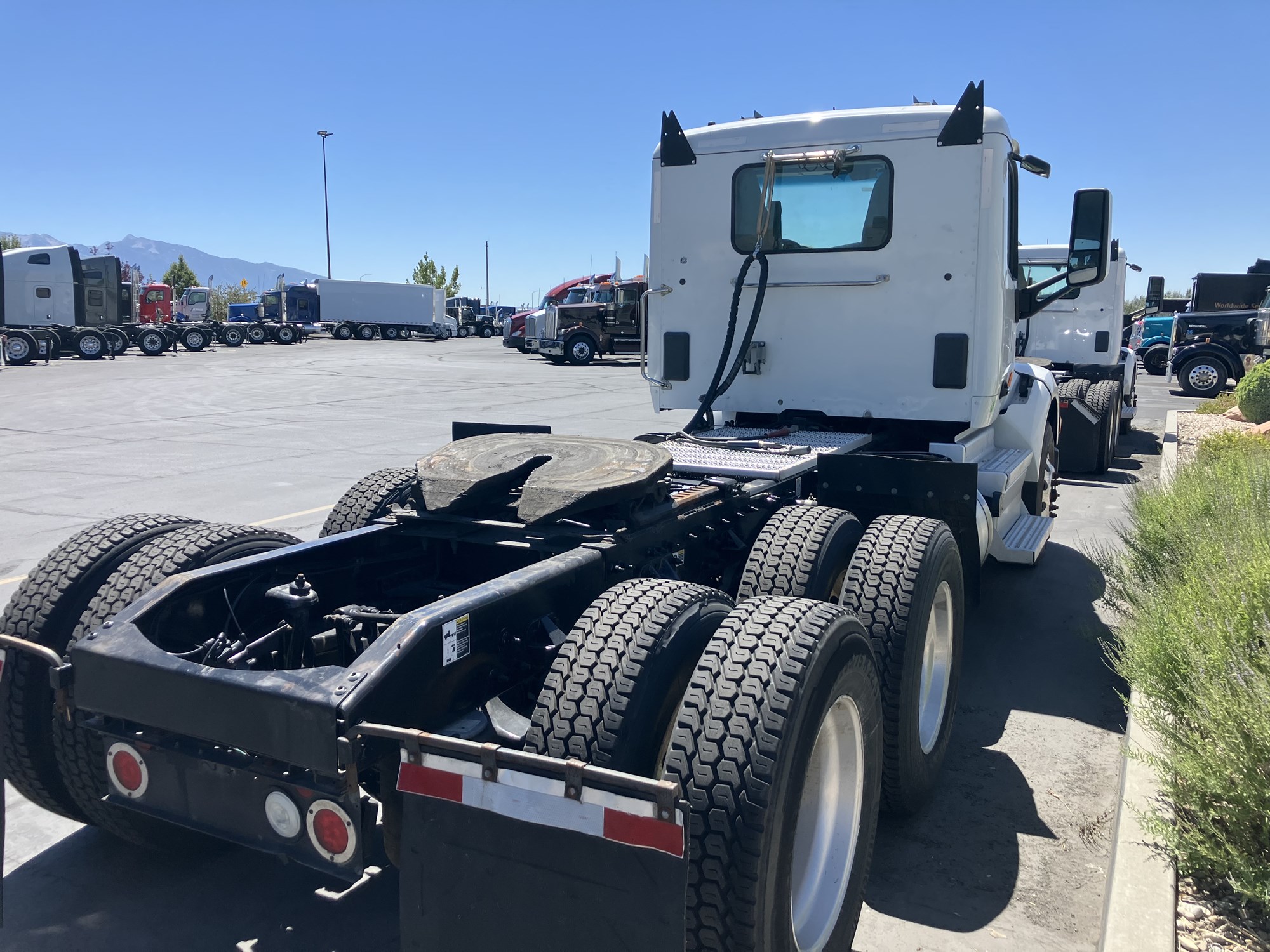 2018 Peterbilt 579 - image 3 of 6