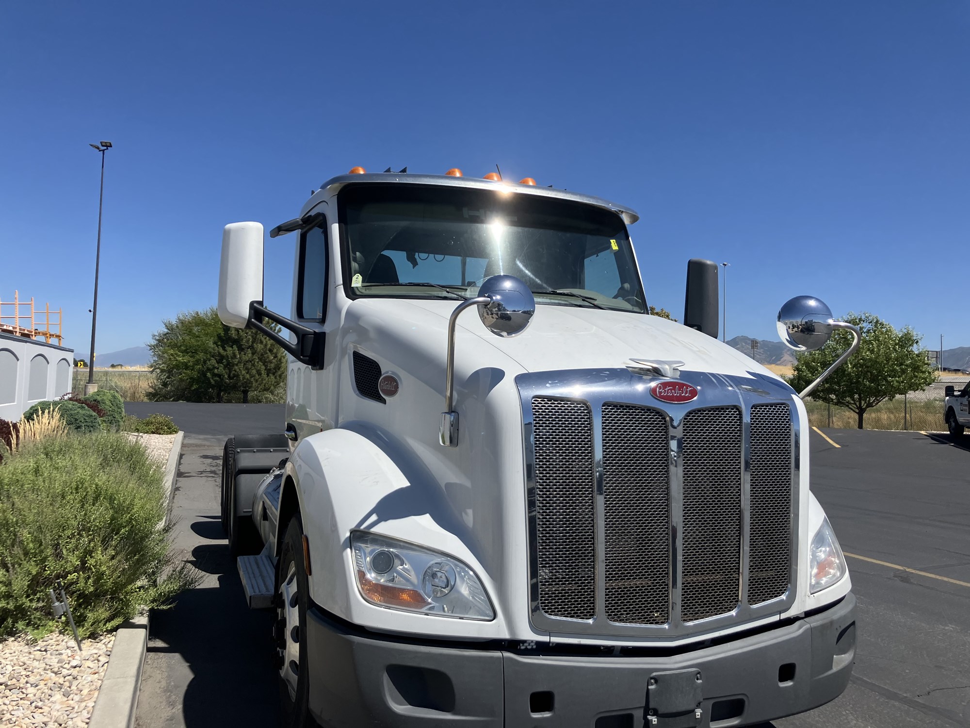 2018 Peterbilt 579 - image 4 of 6