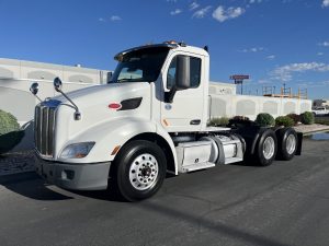 2018 Peterbilt 579 JD488916U-01