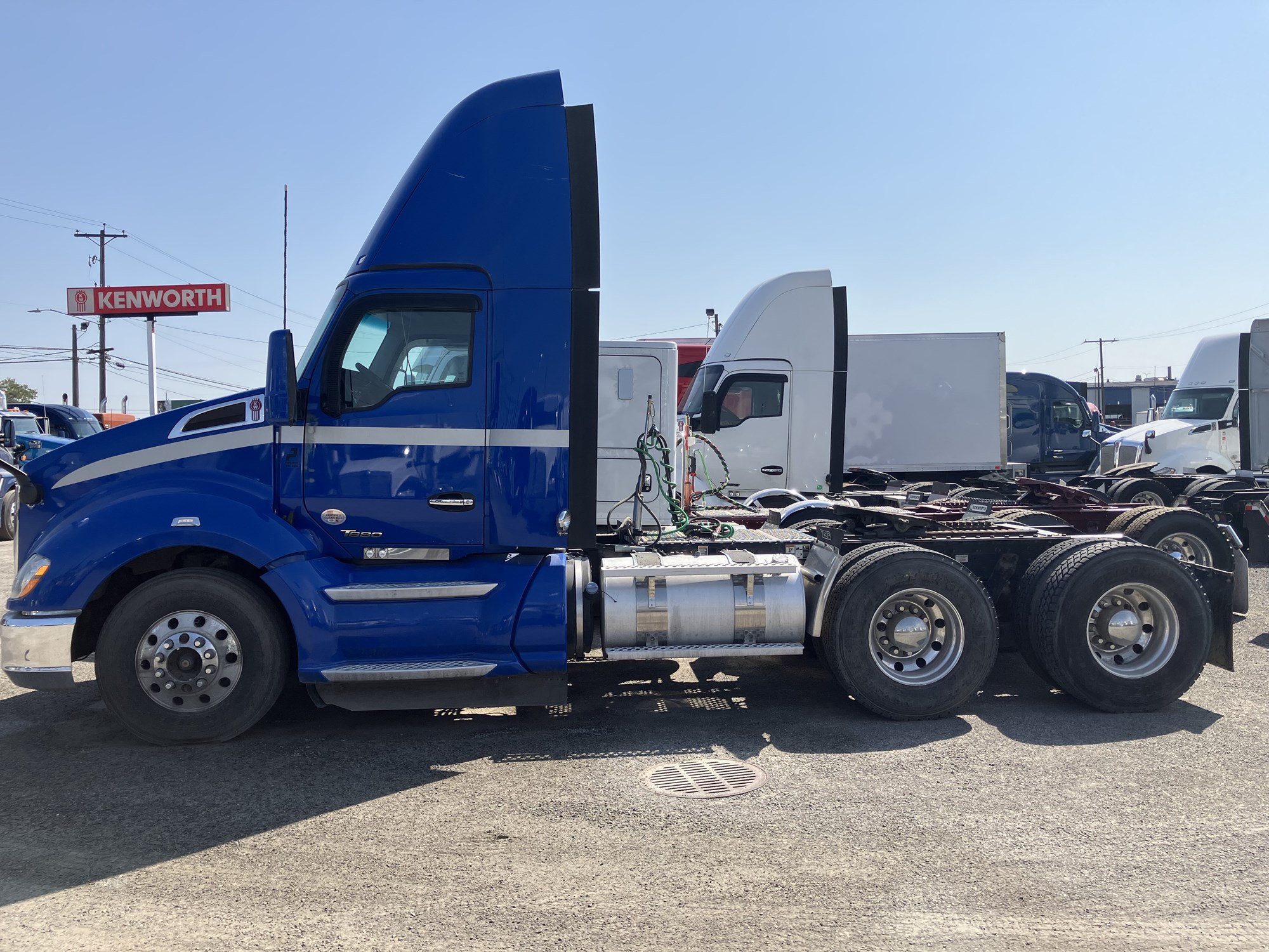 2019 Kenworth T680 - image 2 of 3