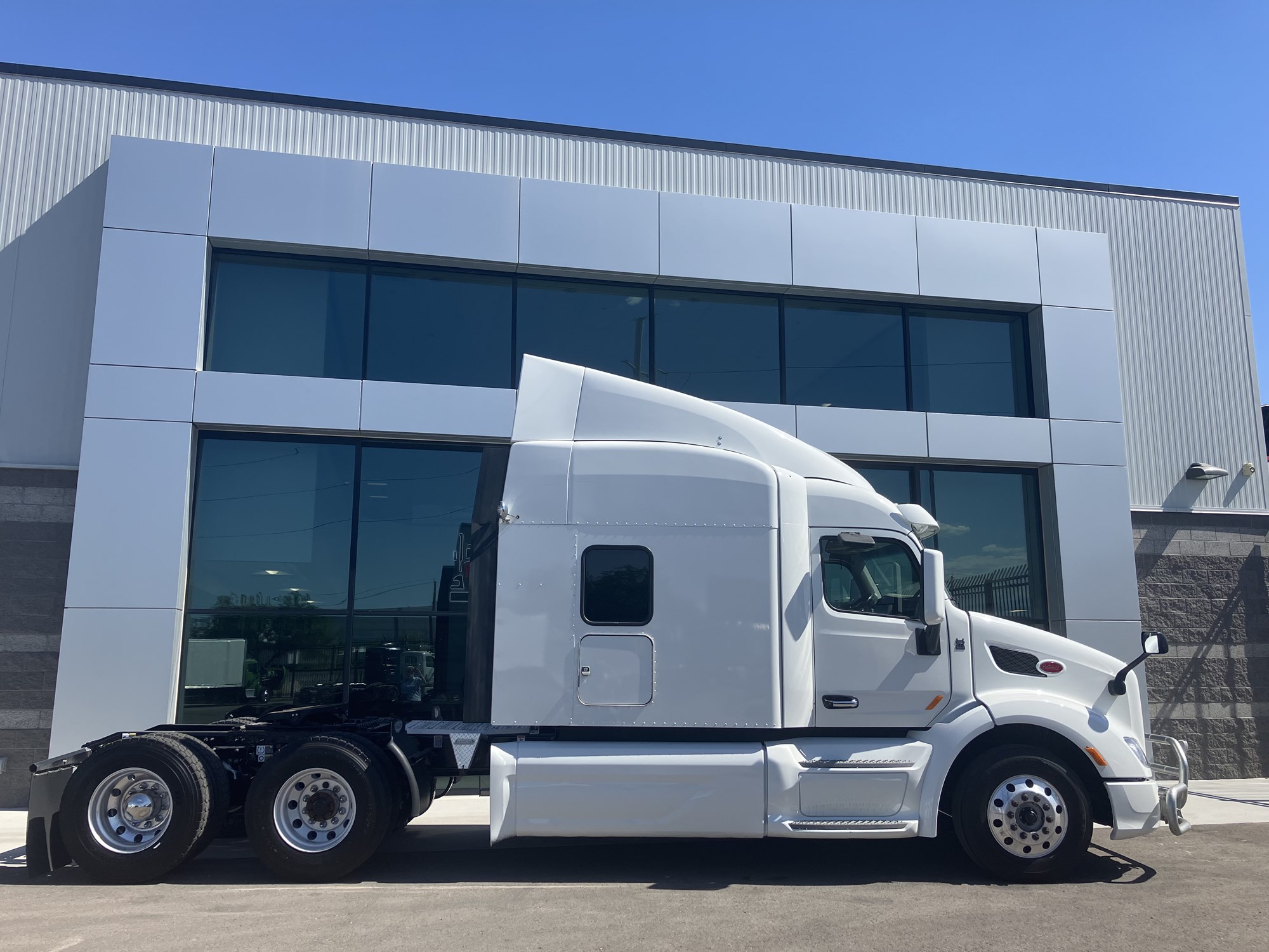 2020 Peterbilt 579 - image 2 of 6