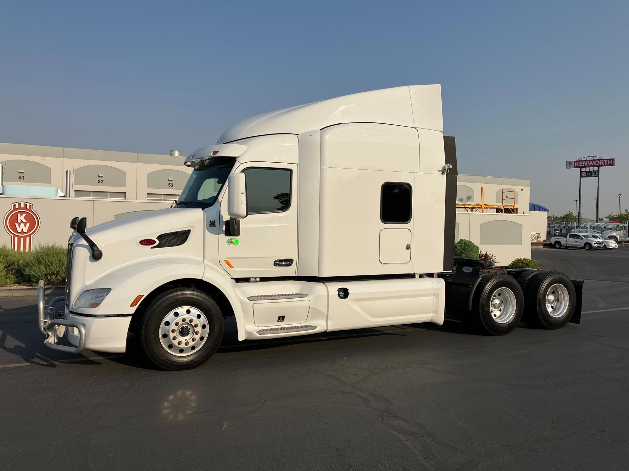 2020 Peterbilt 579 - image 4 of 6