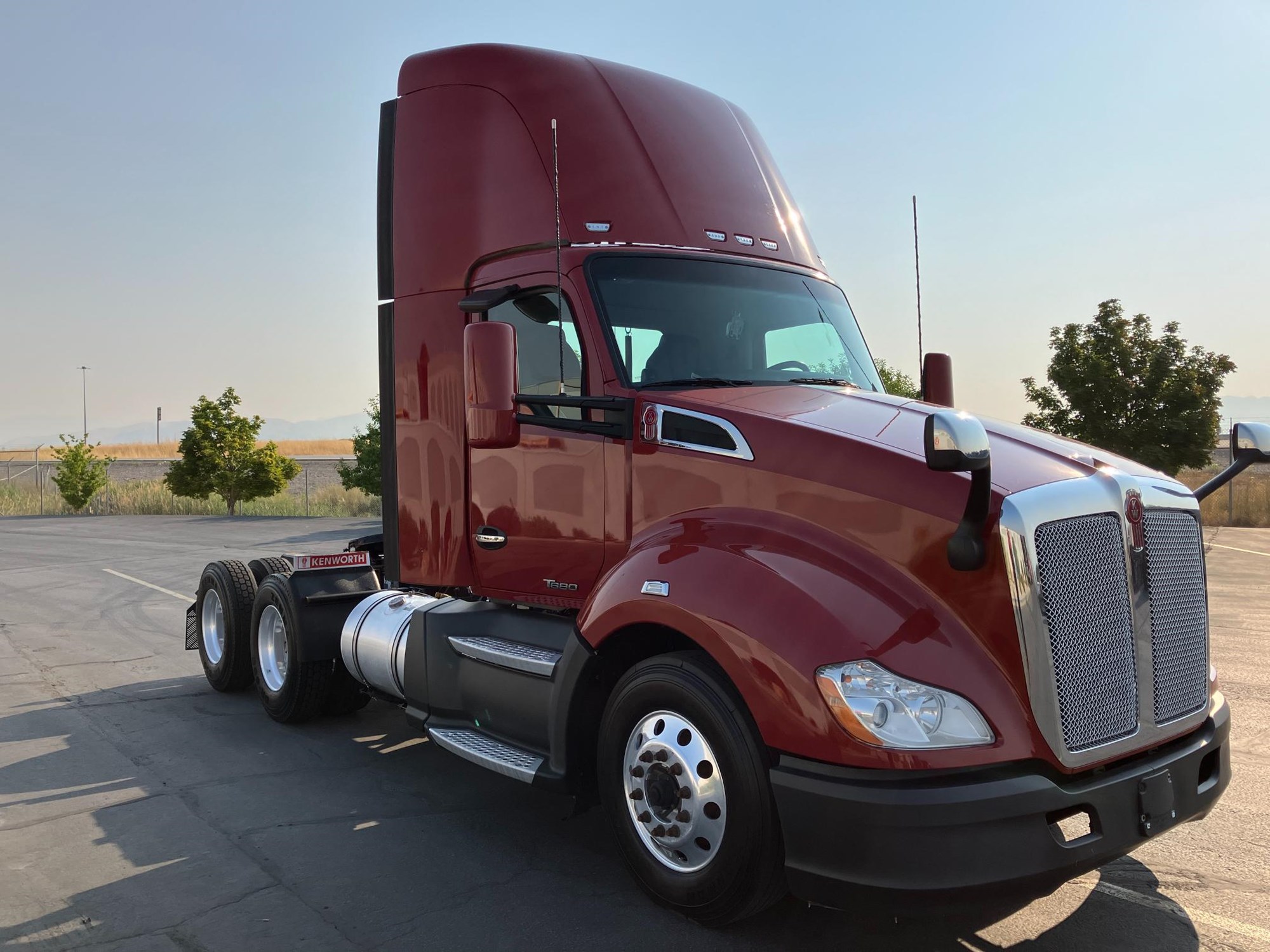 2020 Kenworth T680 - image 3 of 6