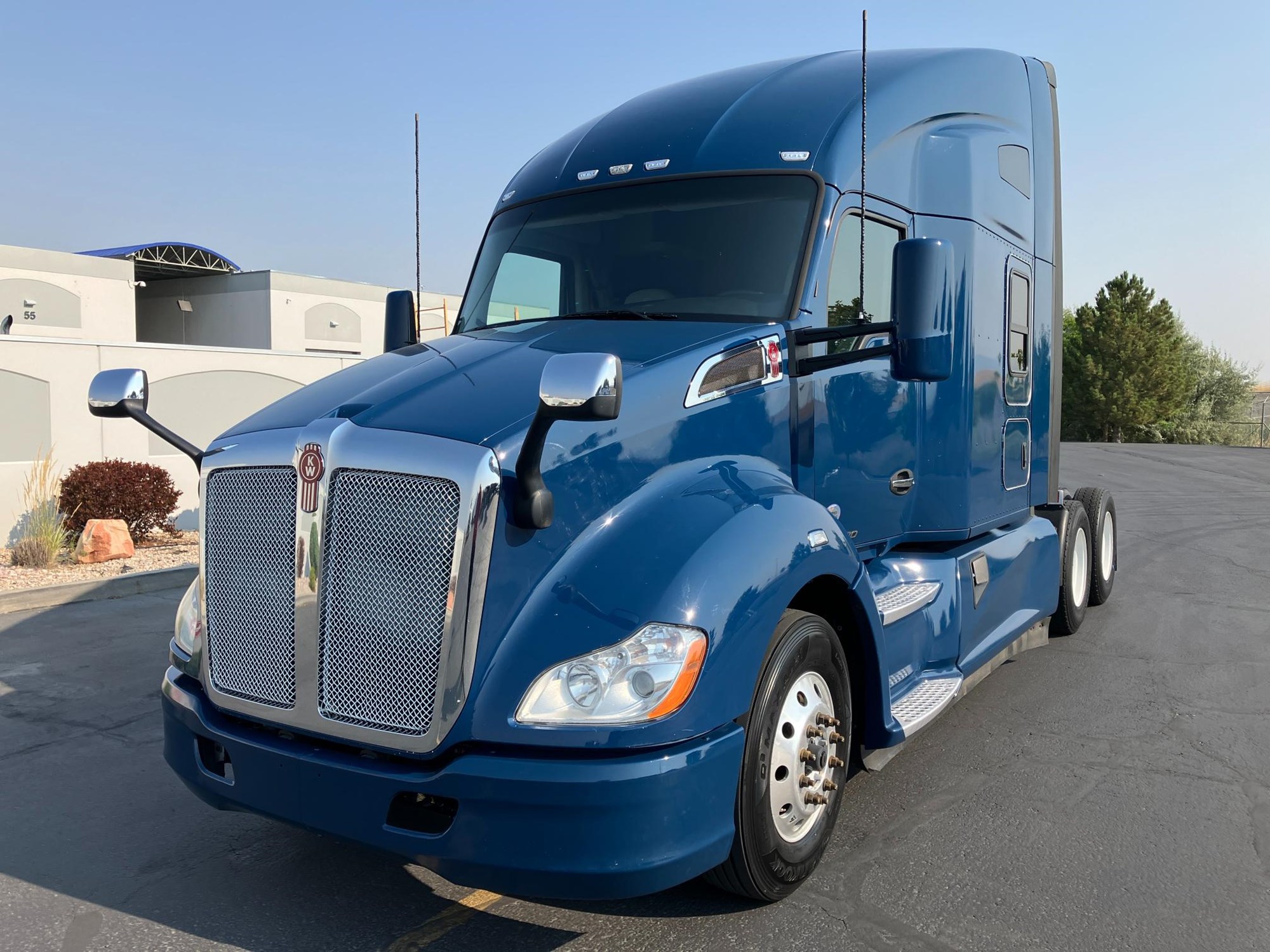 2020 Kenworth T680 - image 2 of 6