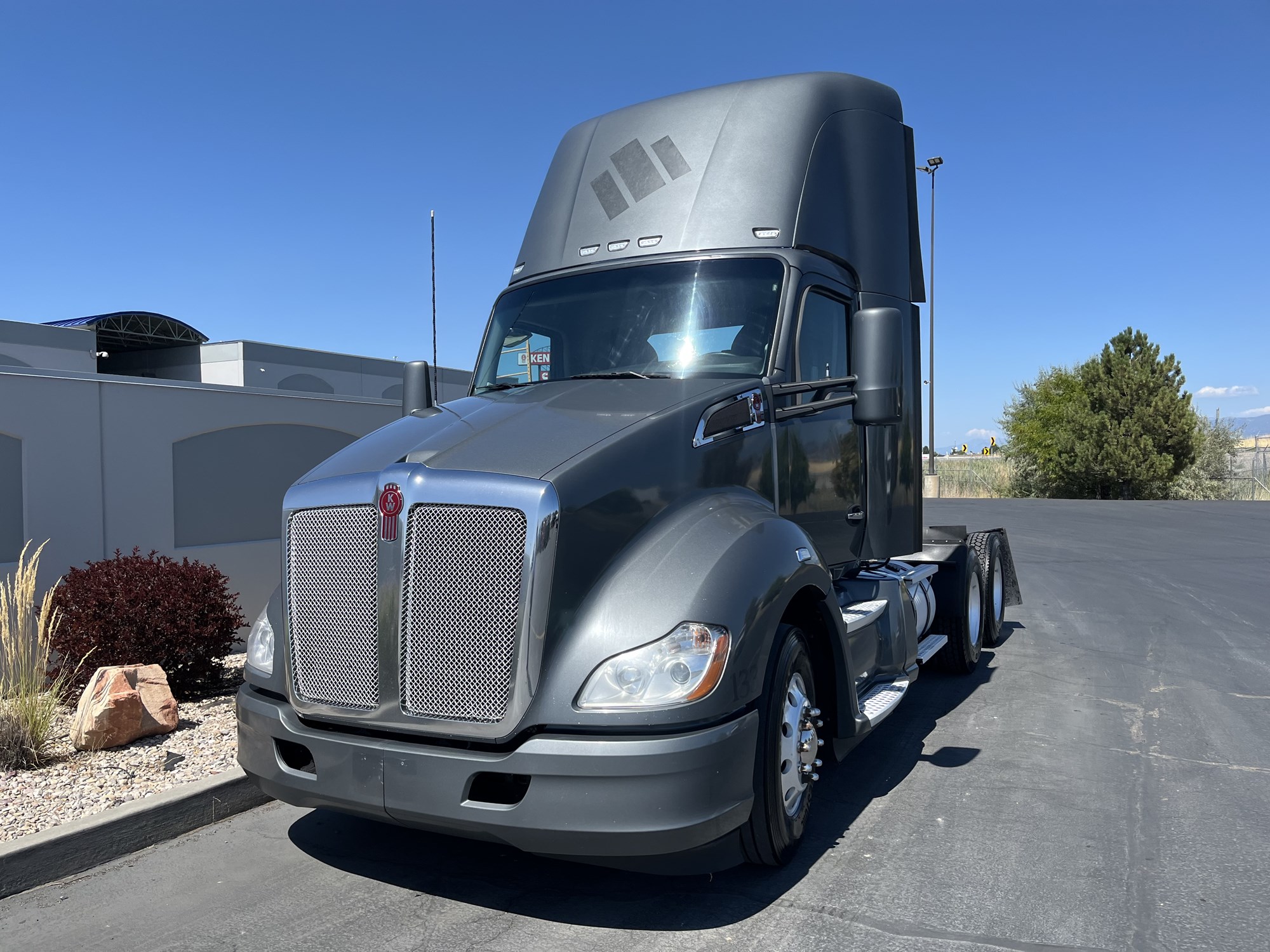 2020 Kenworth T680 - image 2 of 6