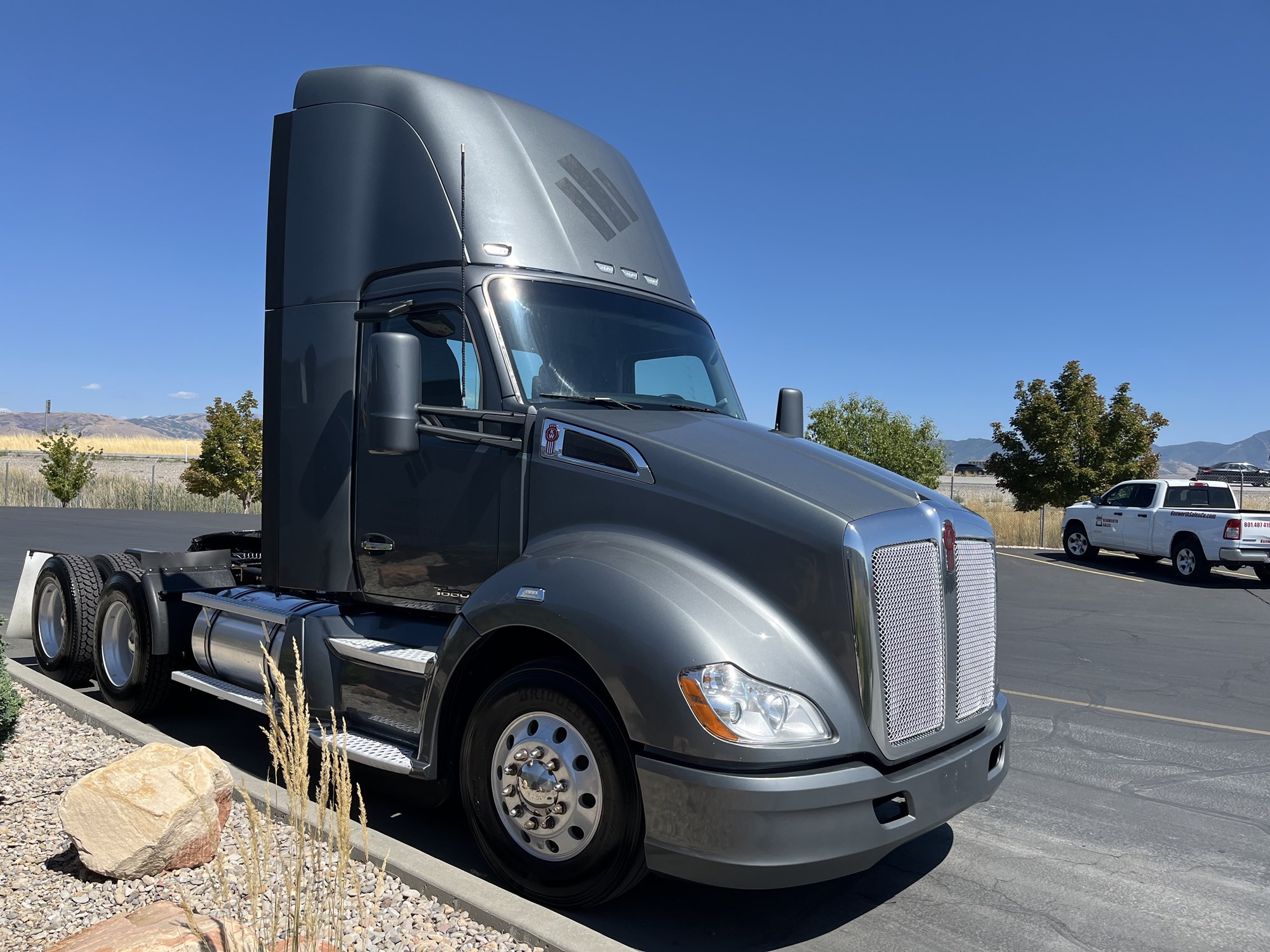 2020 Kenworth T680 - image 3 of 6