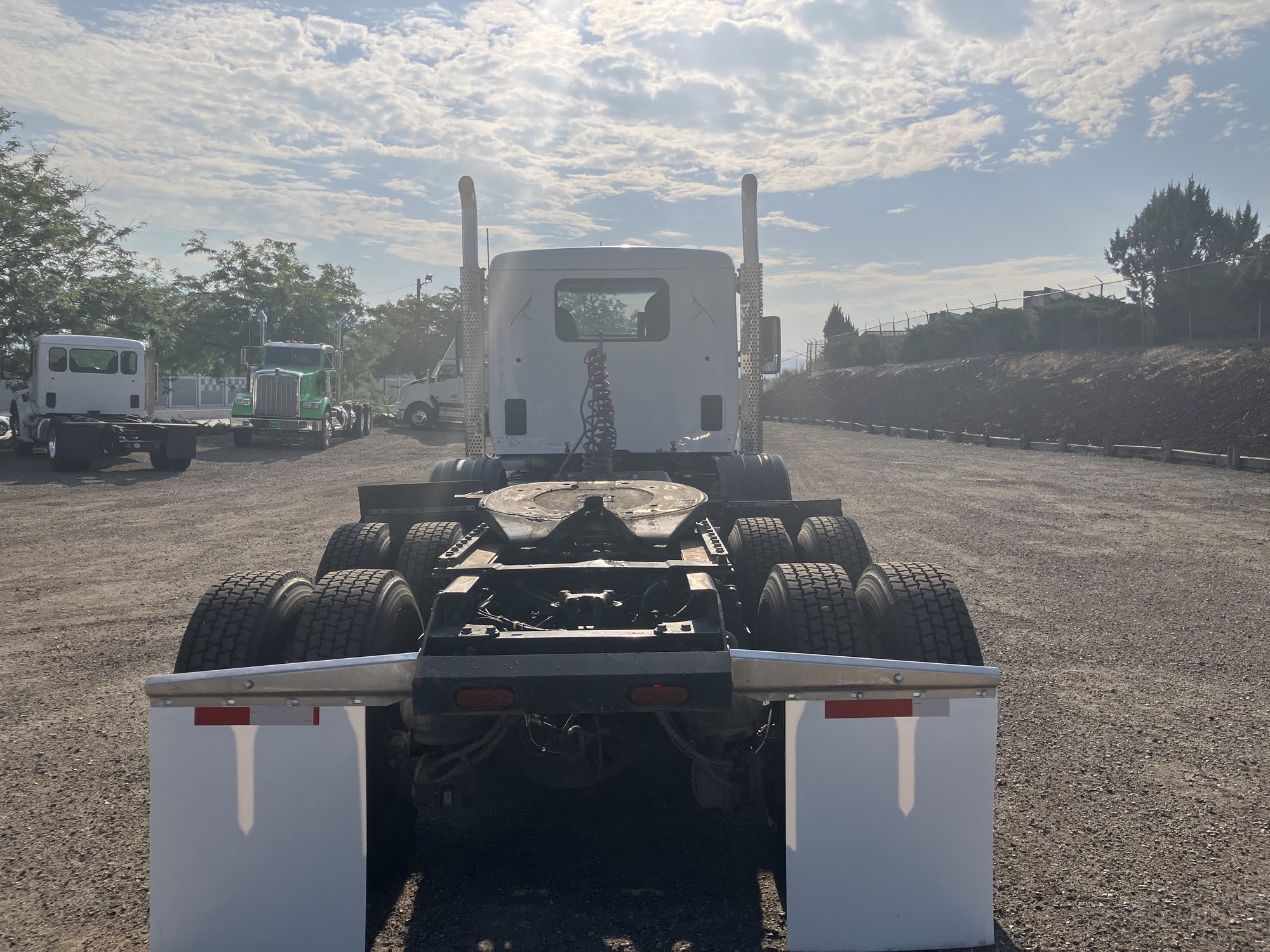 2020 Kenworth T880 - image 4 of 6