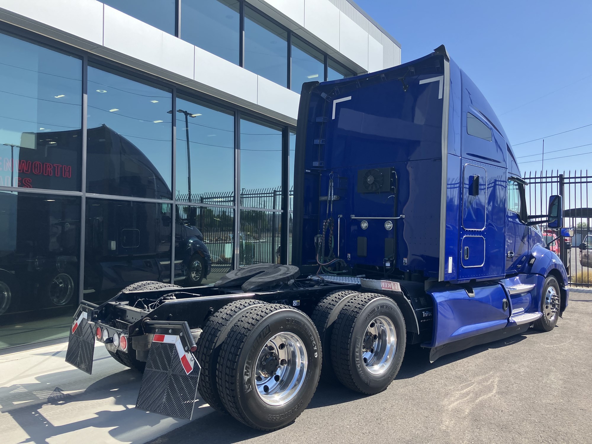 2021 Kenworth T680 - image 3 of 6