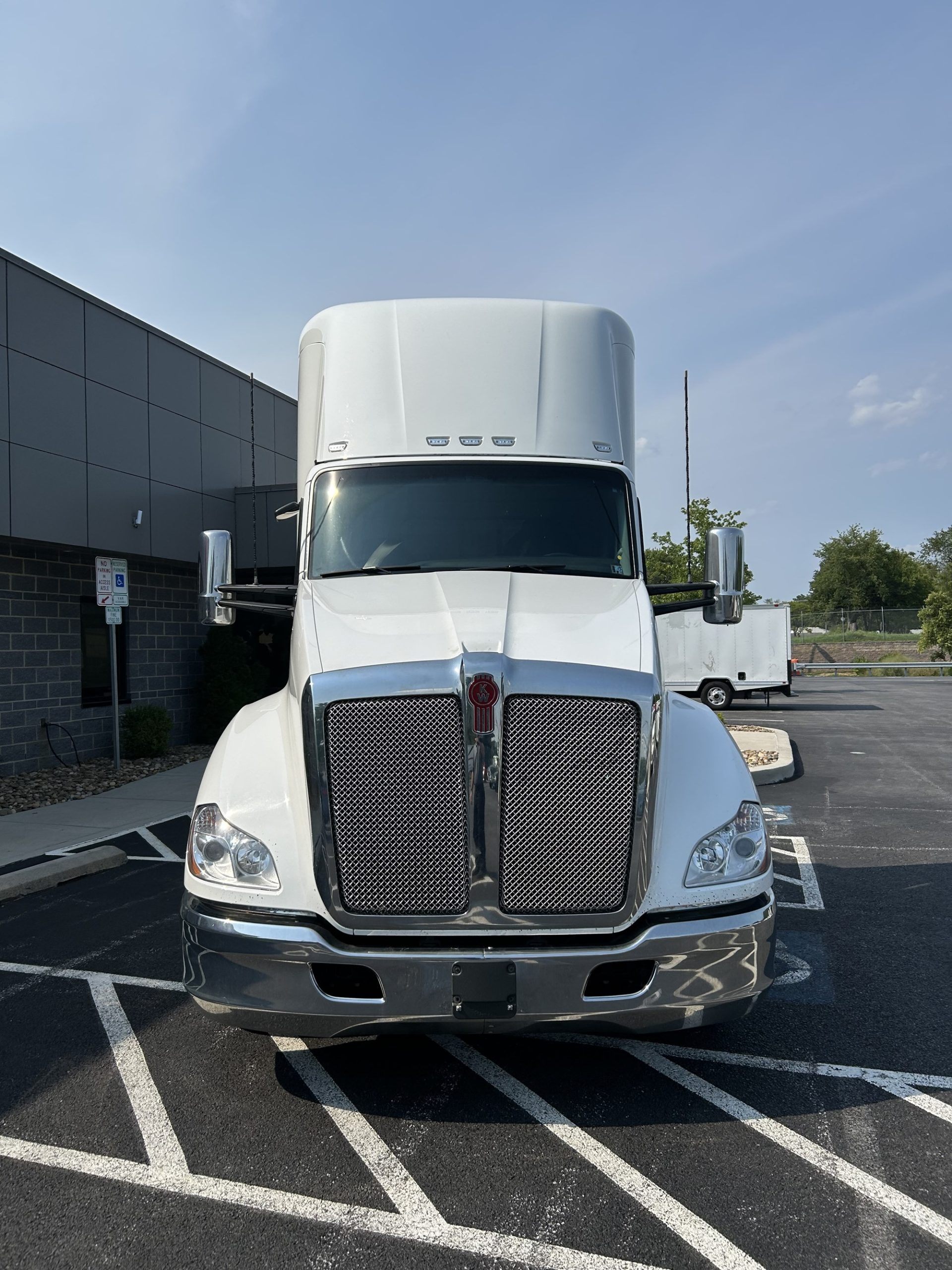 2021 Kenworth T680 - image 2 of 6