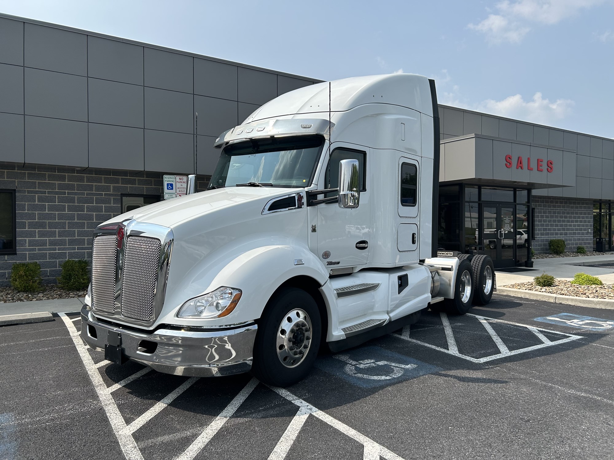 2022 Kenworth T680 - image 1 of 6