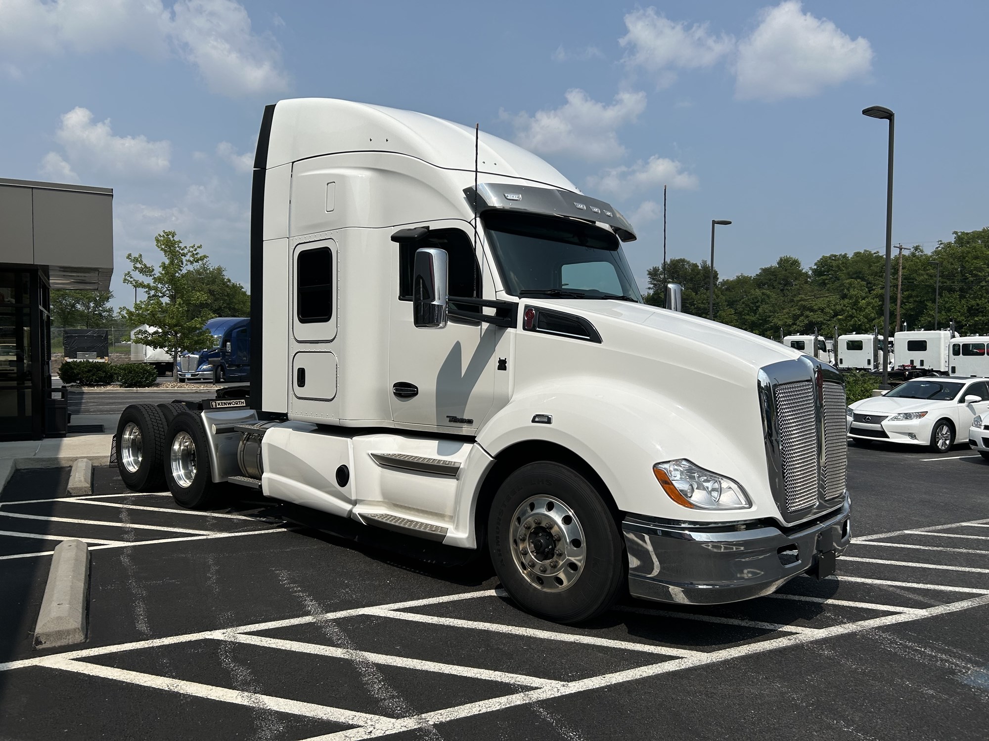 2022 Kenworth T680 - image 3 of 6