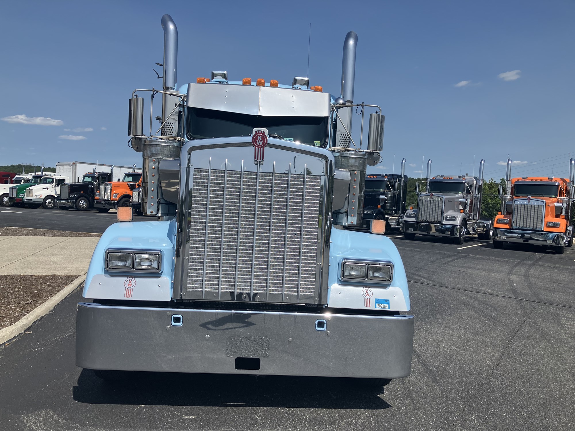 2022 Kenworth W900 - image 2 of 6