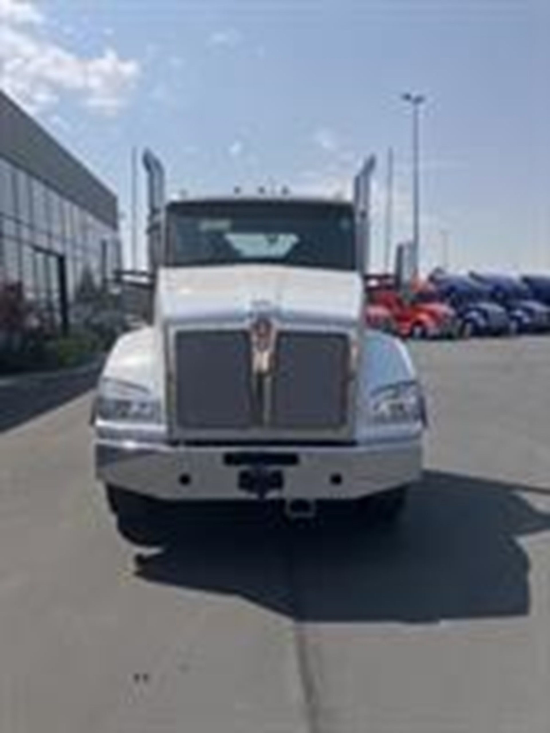 2025 Kenworth T880 - image 2 of 6