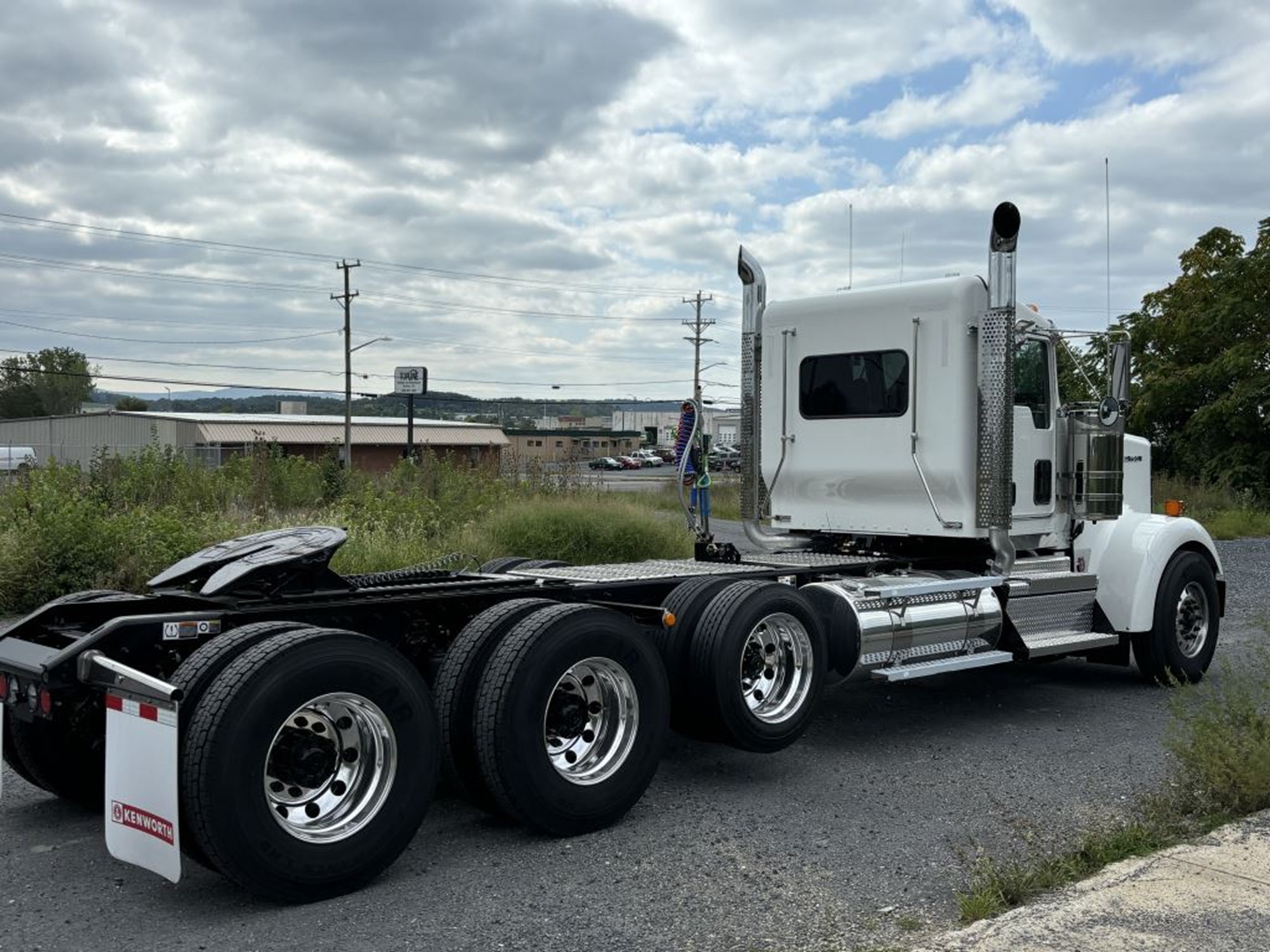 2025 Kenworth W900B - image 3 of 6