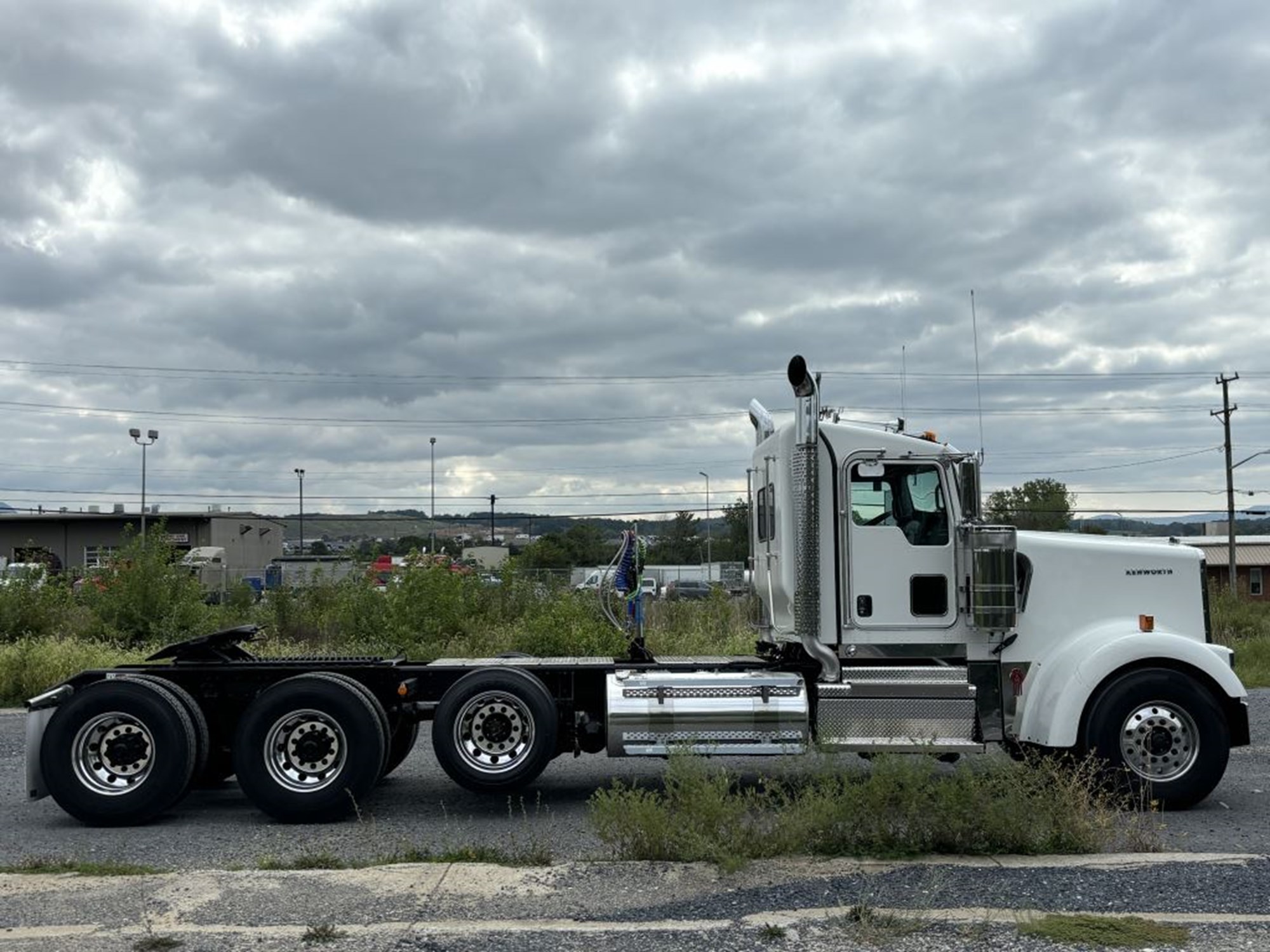 2025 Kenworth W900B - image 4 of 6