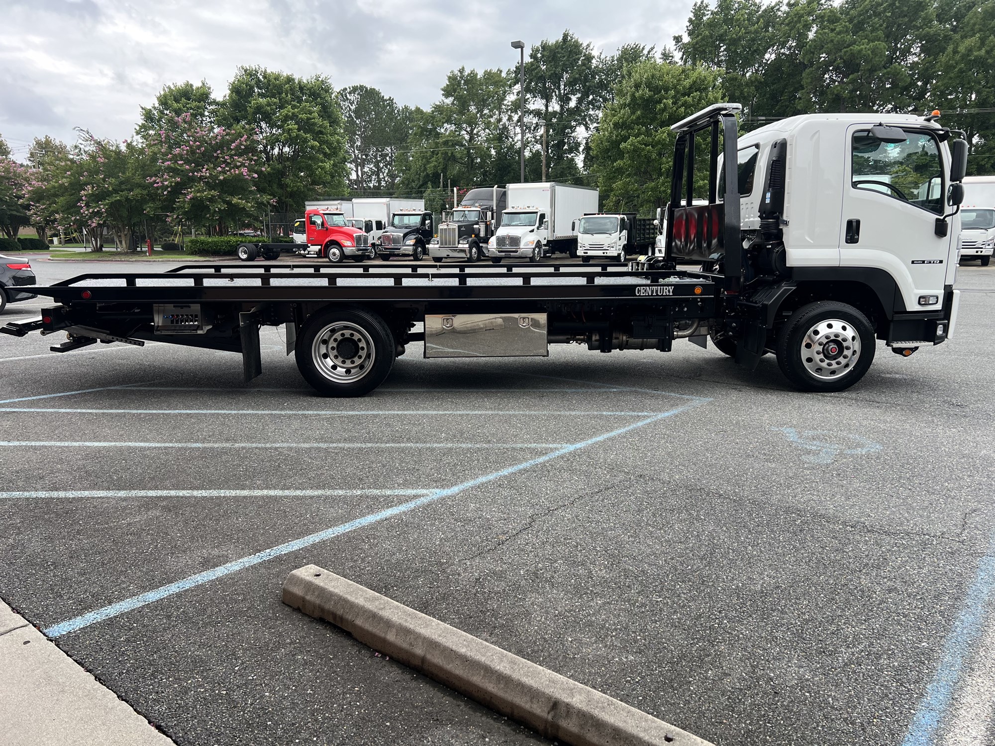 2025 Isuzu FTR MT3 - image 3 of 6