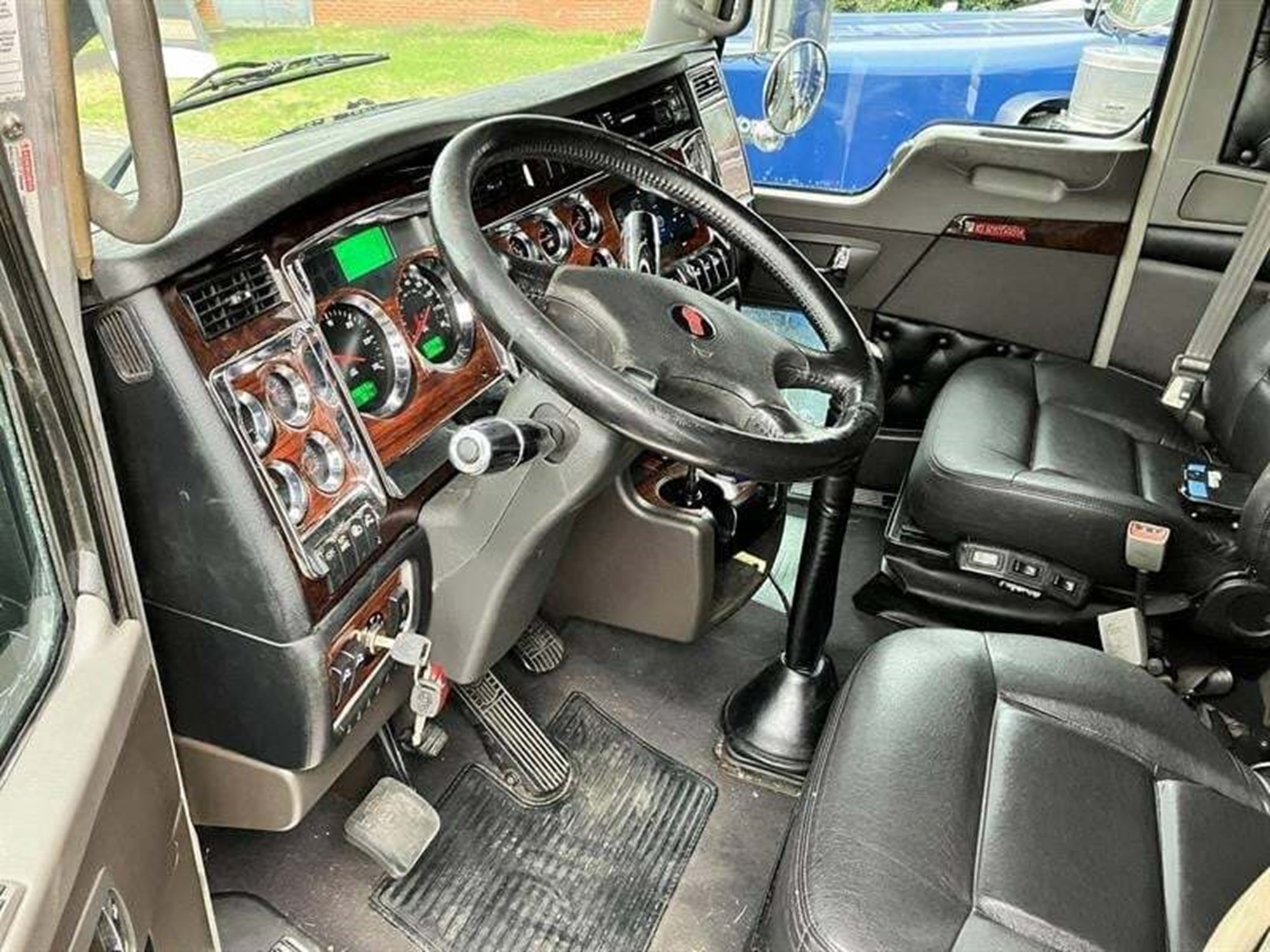 2019 Kenworth W900L - image 2 of 6