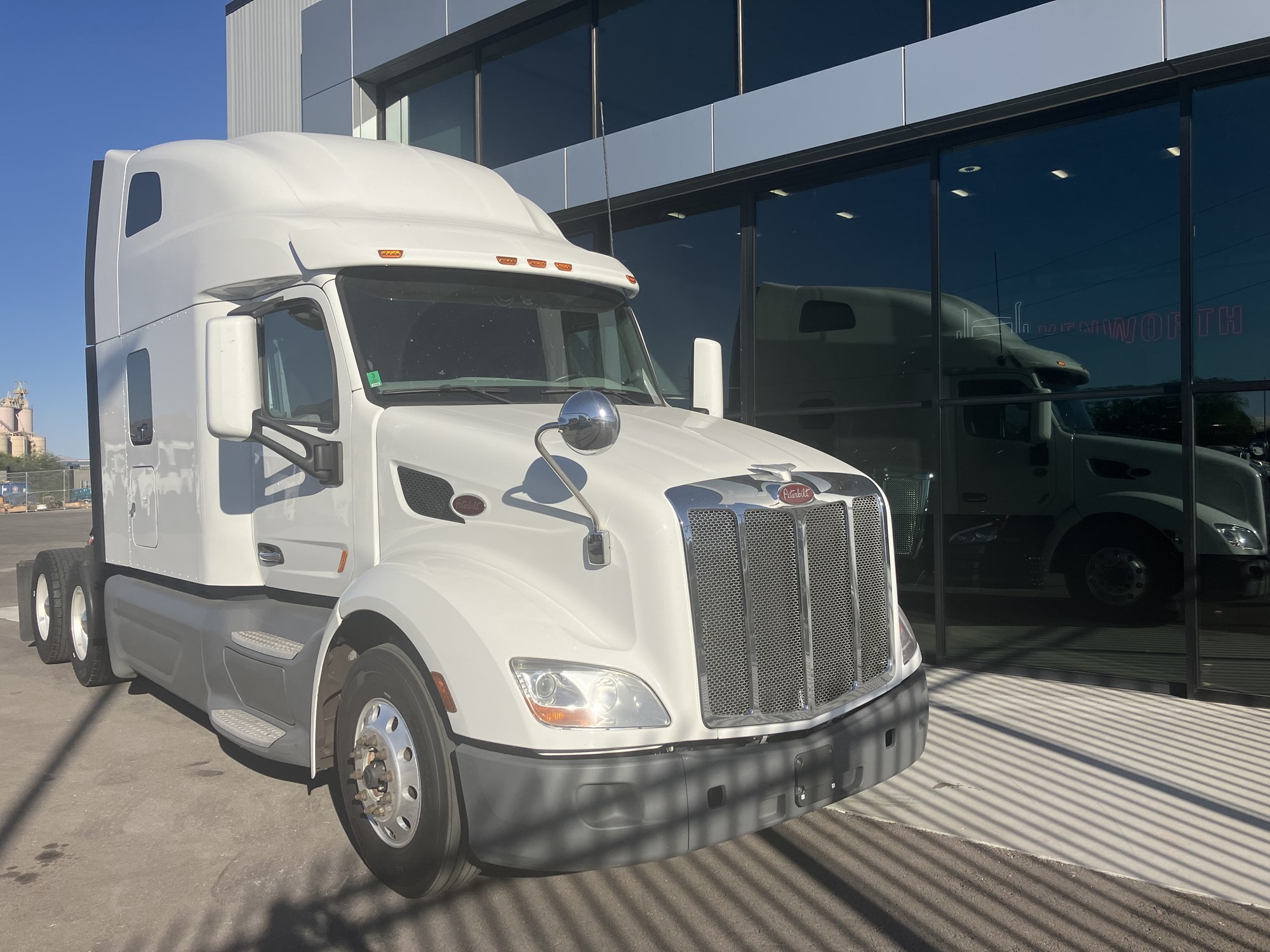 2020 Peterbilt 579 - image 1 of 6