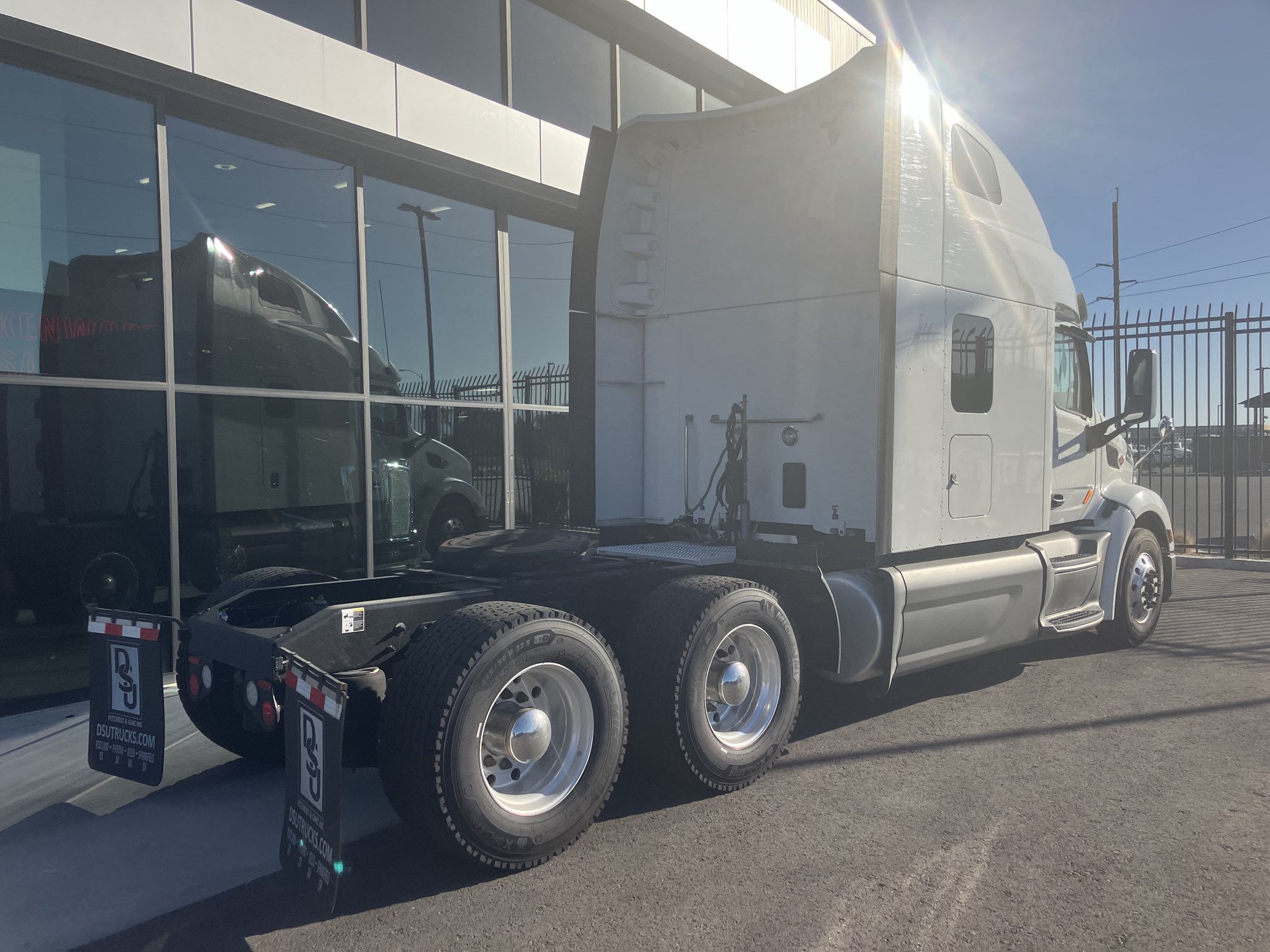 2020 Peterbilt 579 - image 3 of 6