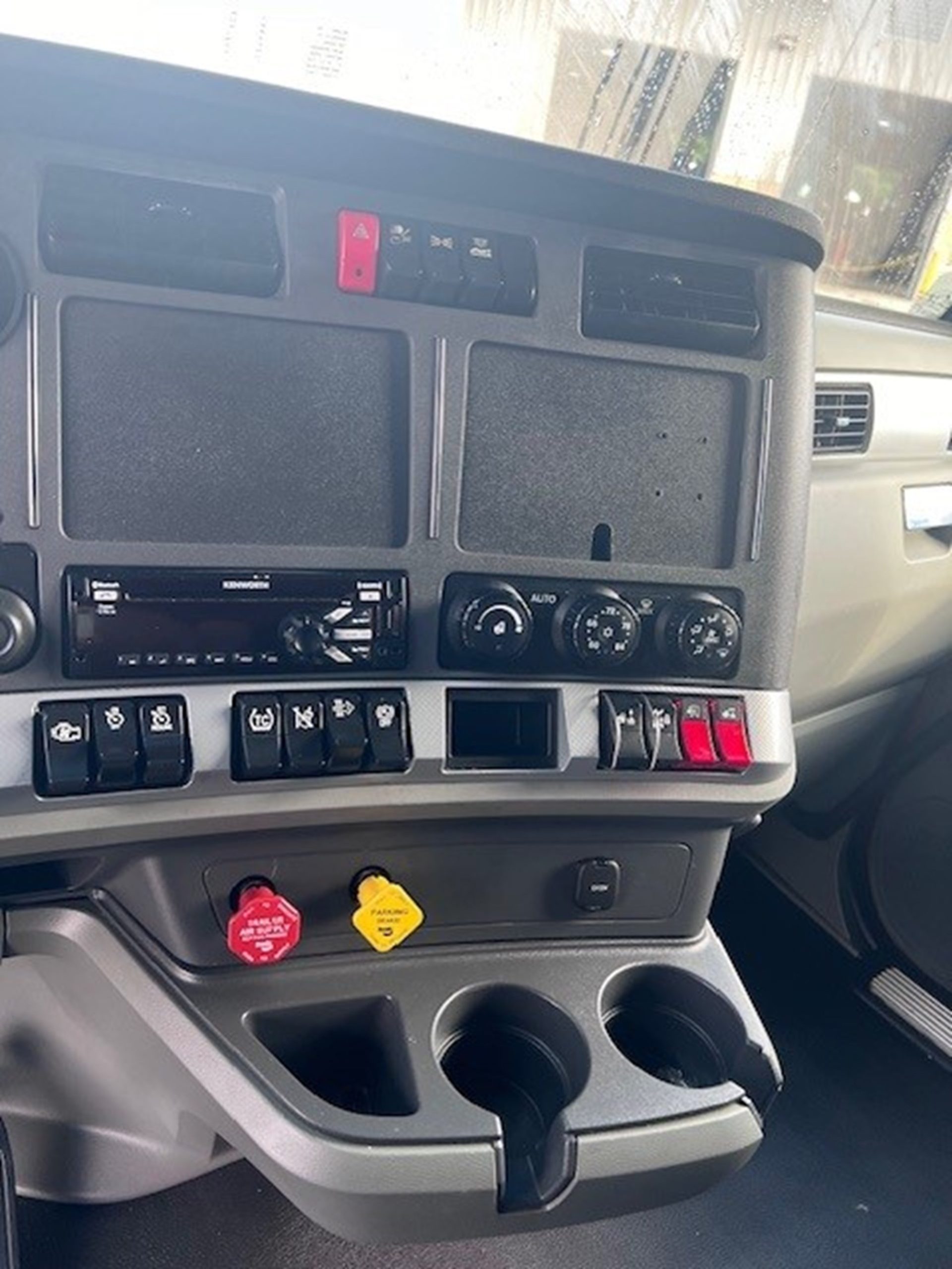 2020 Kenworth T680 - image 3 of 6