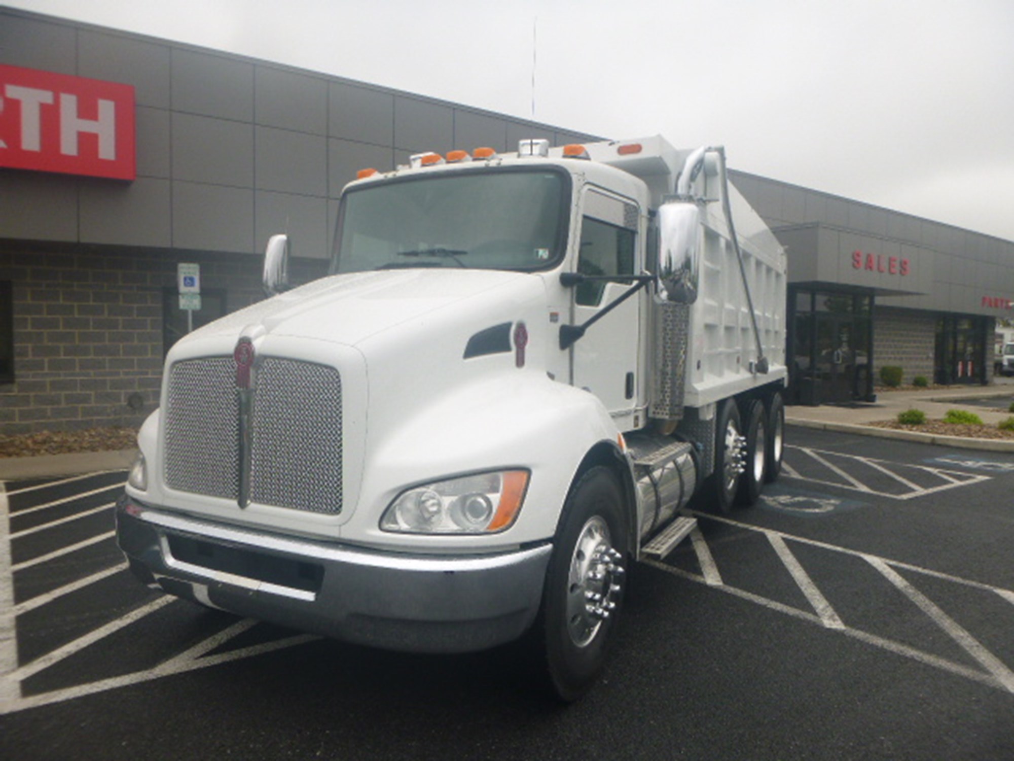 2020 Kenworth T370 - image 2 of 6