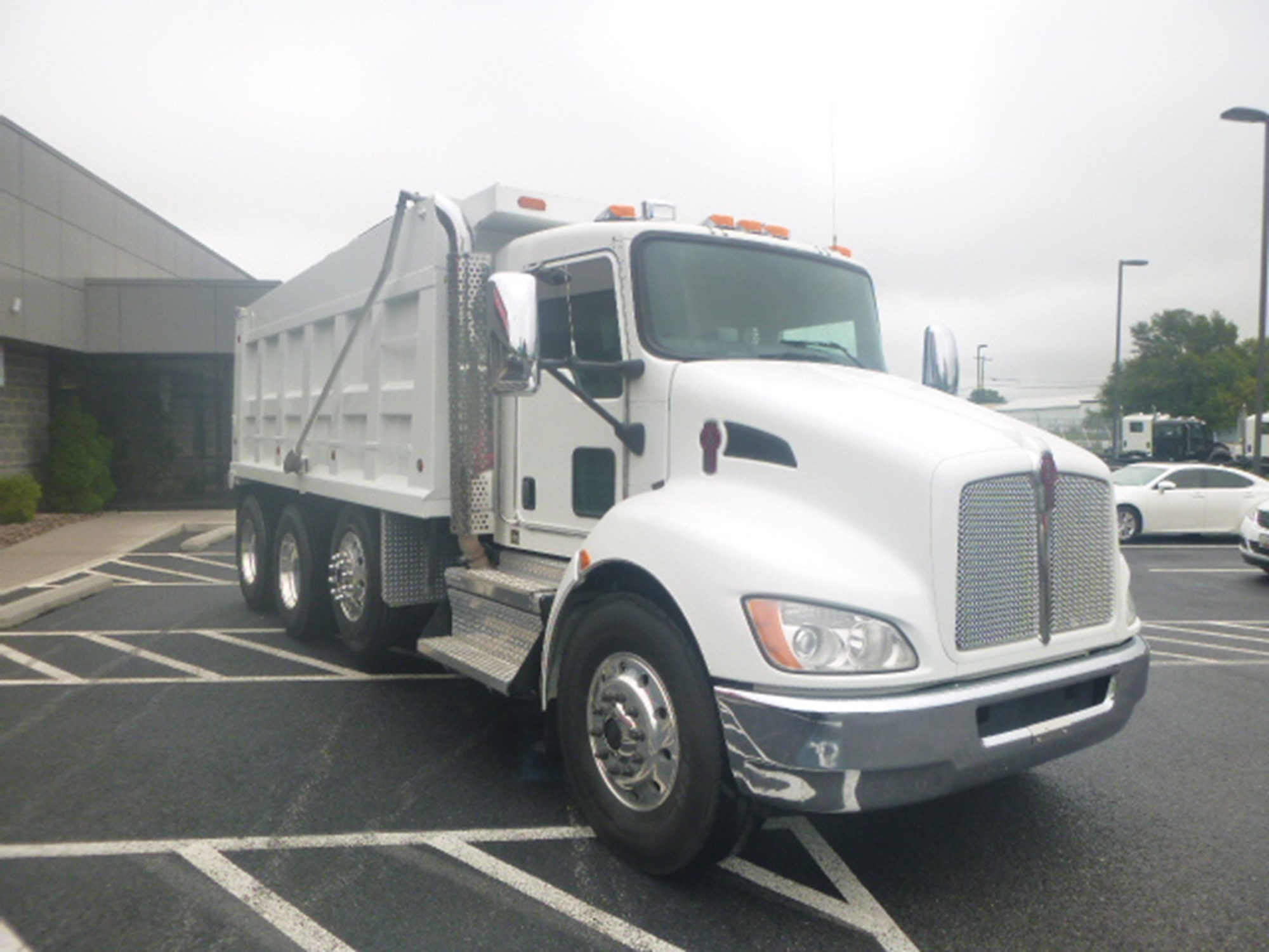 2020 Kenworth T370 - image 4 of 6