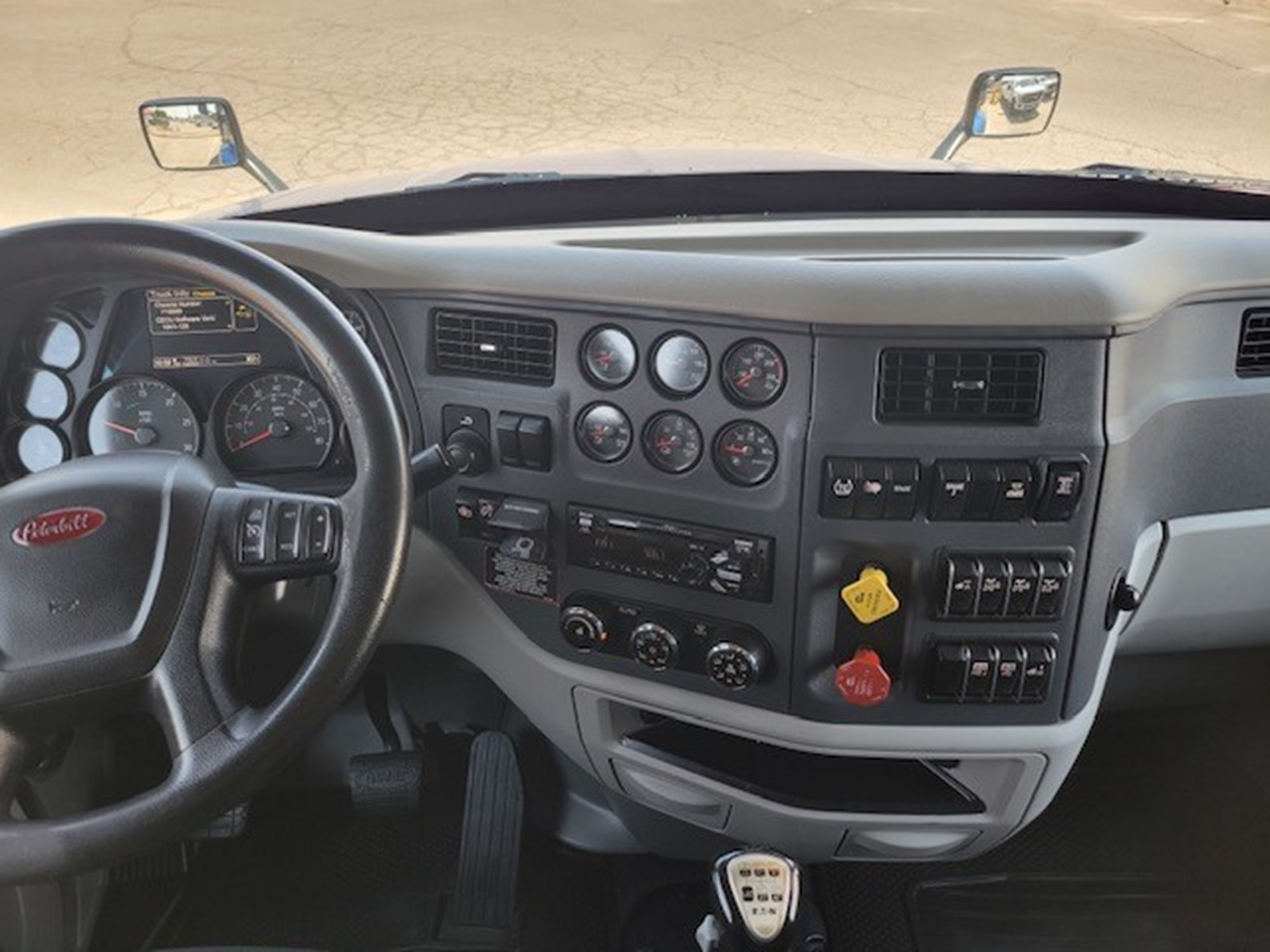 2021 Peterbilt 579 - image 2 of 3