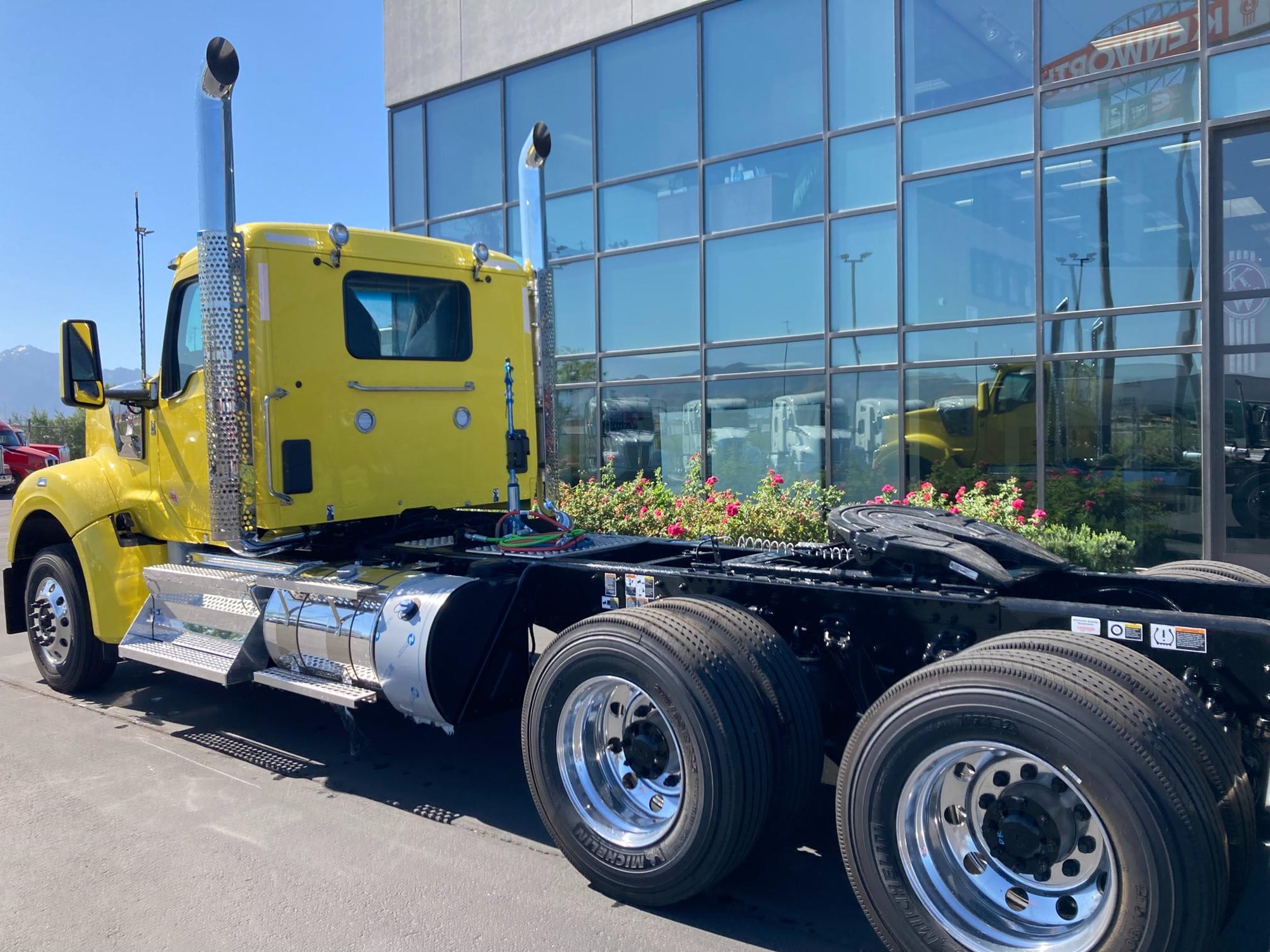 2025 Kenworth W990 - image 5 of 6