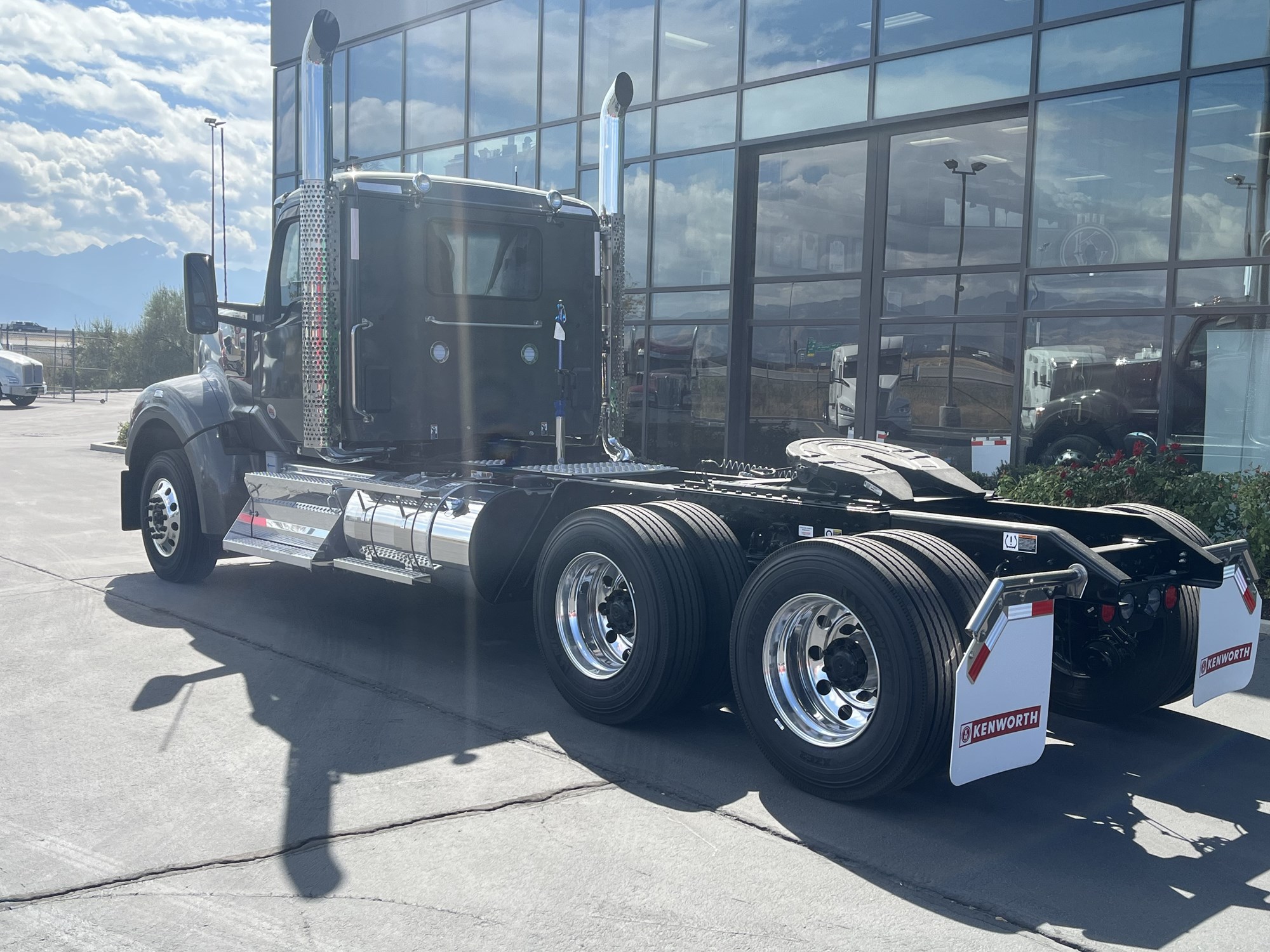 2025 Kenworth W990 - image 3 of 3