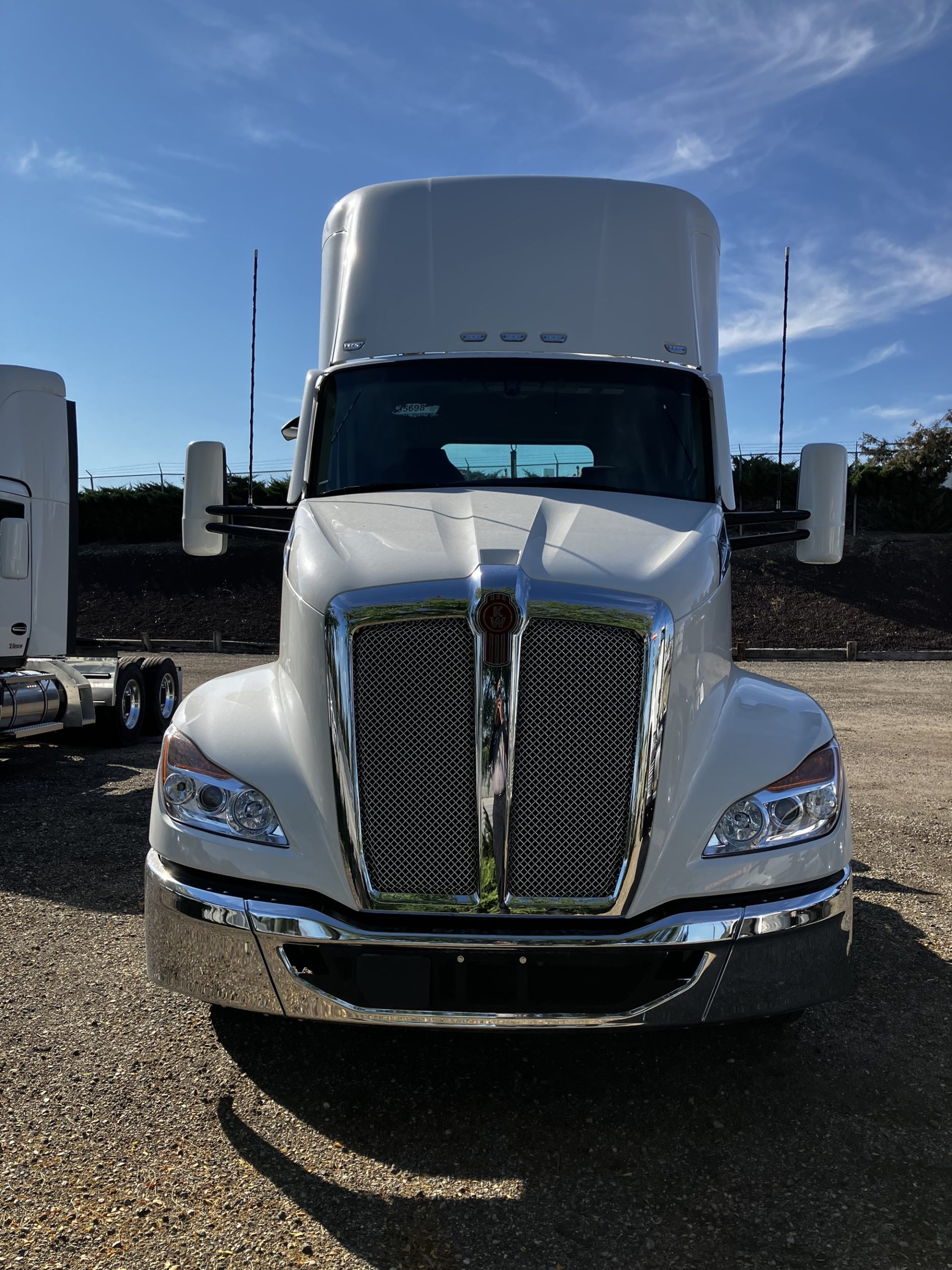 2025 Kenworth T680 - image 2 of 5