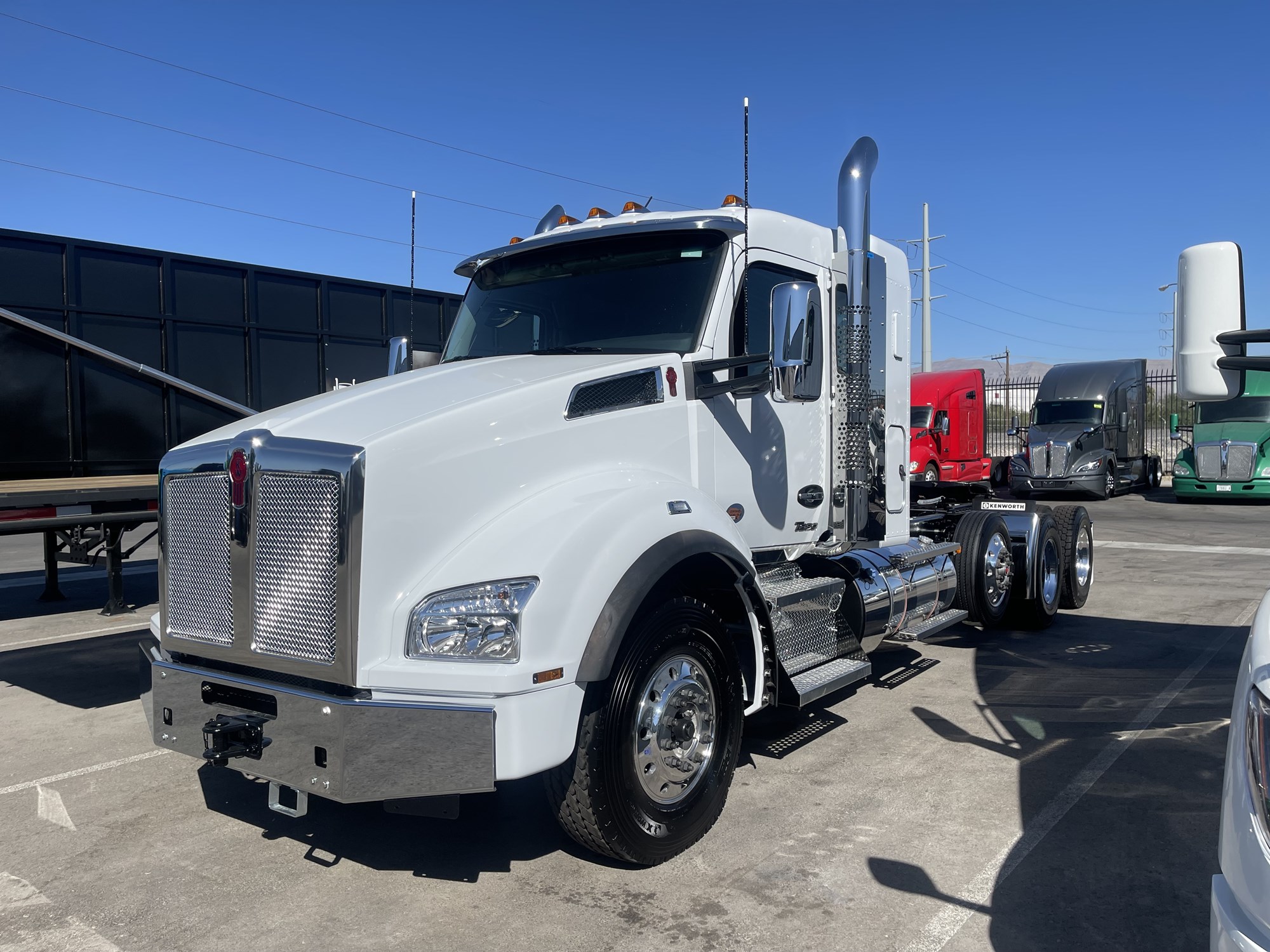 2025 Kenworth T880 - image 1 of 3