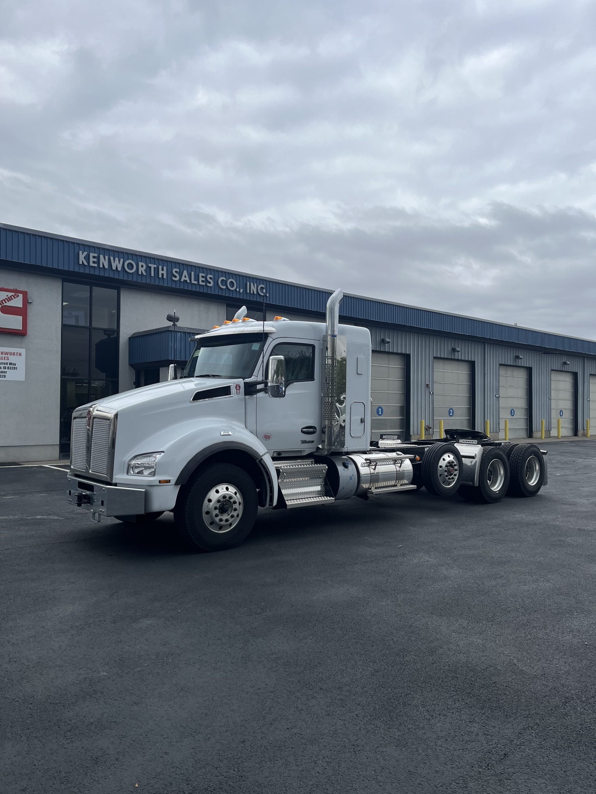 2025 Kenworth T880 - image 1 of 6