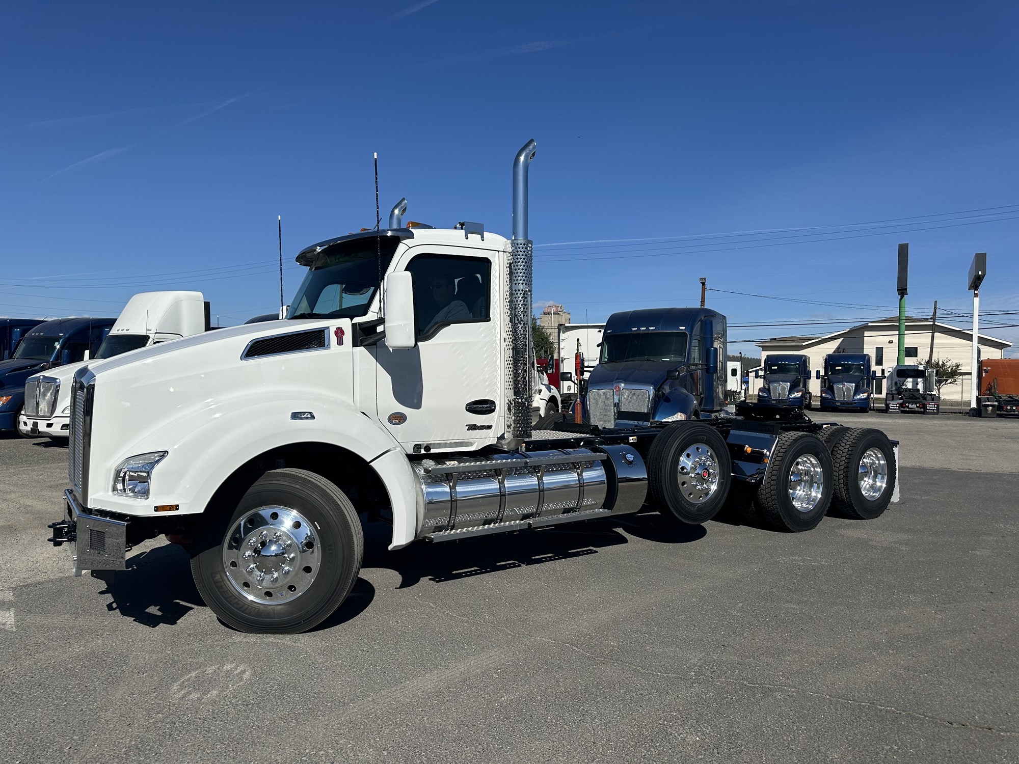 2025 Kenworth T880 - image 1 of 6