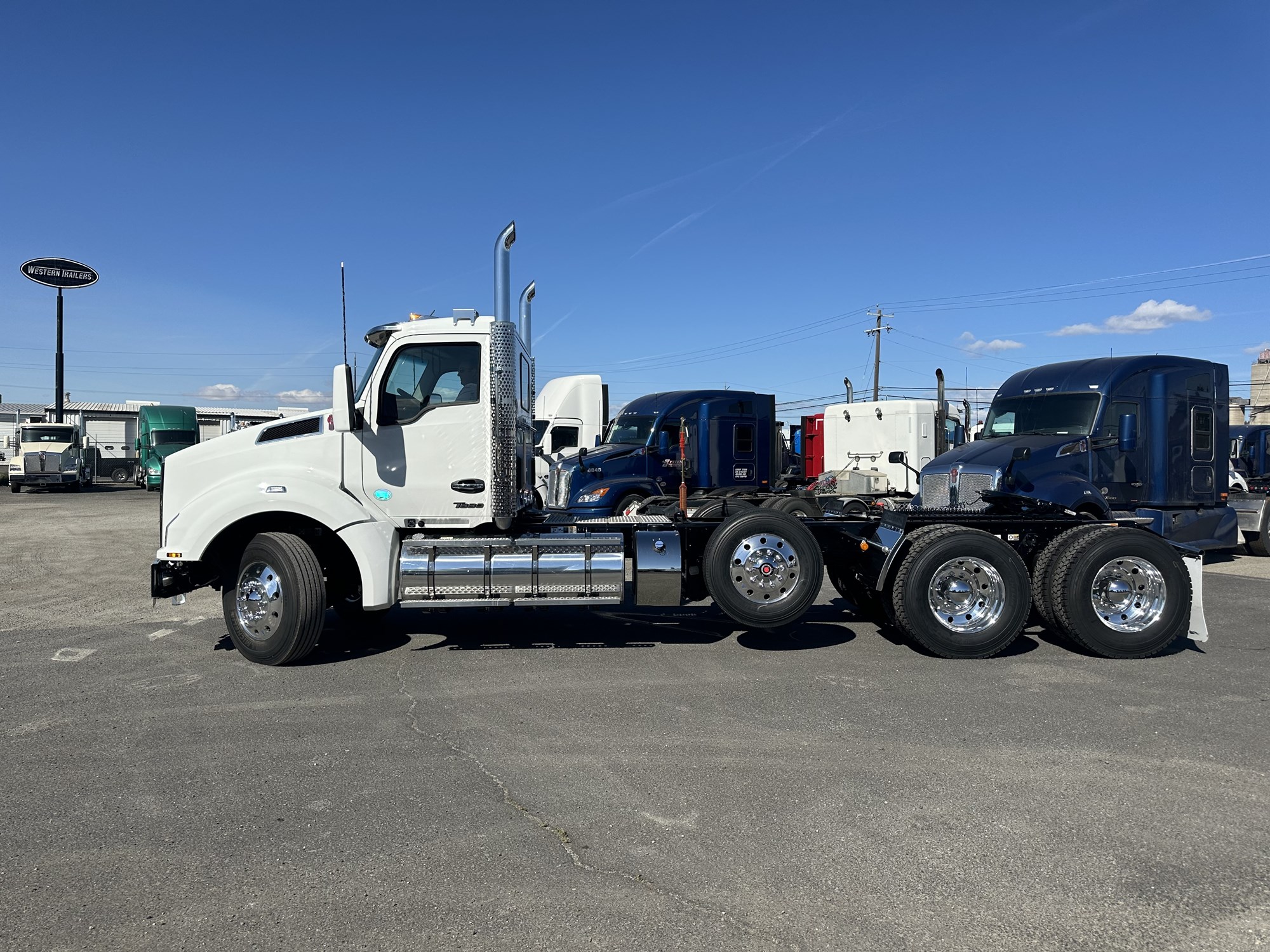 2025 Kenworth T880 - image 2 of 6