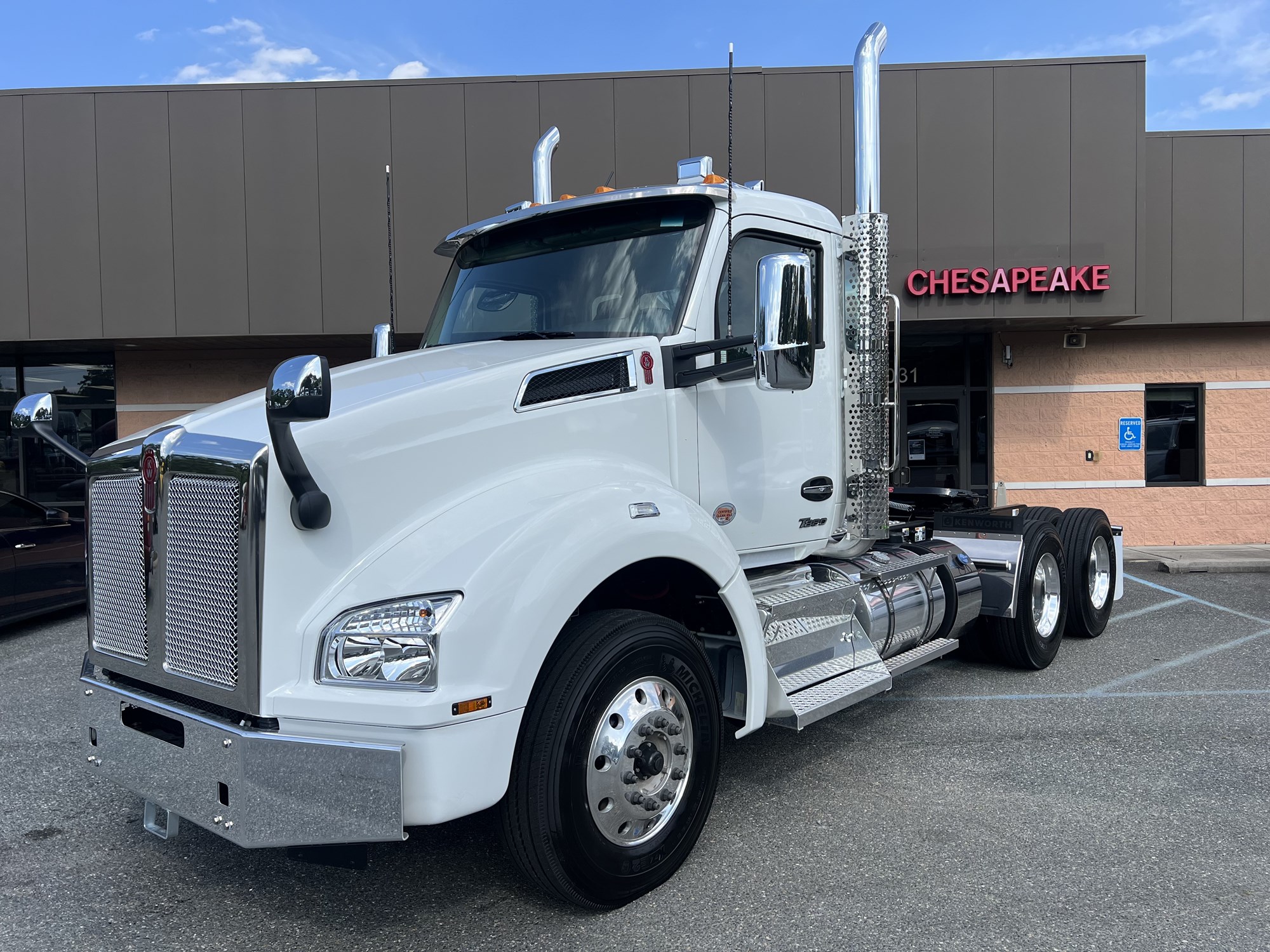 2025 Kenworth T880 - image 1 of 6