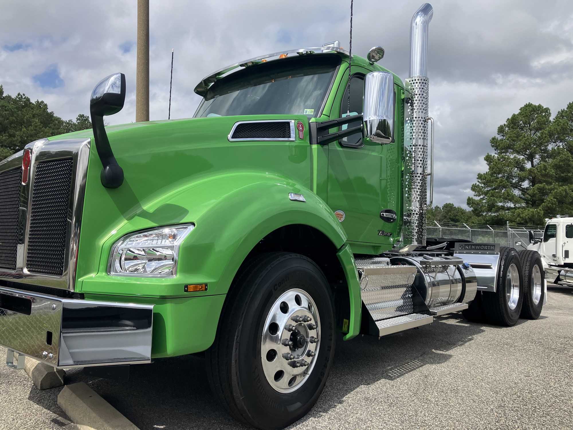 2025 Kenworth T880 - image 1 of 6