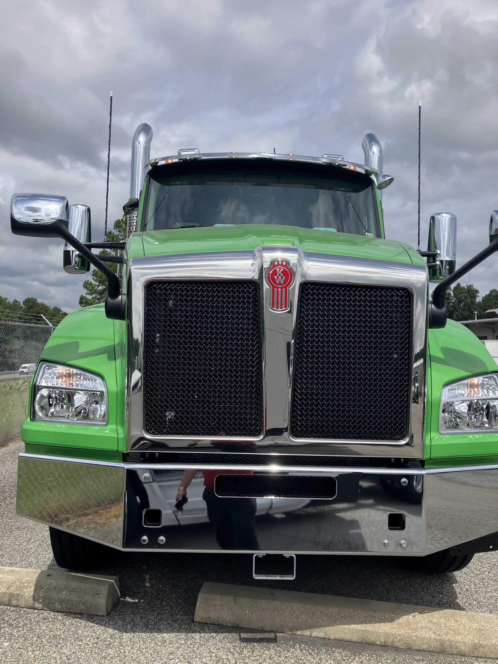 2025 Kenworth T880 - image 2 of 6