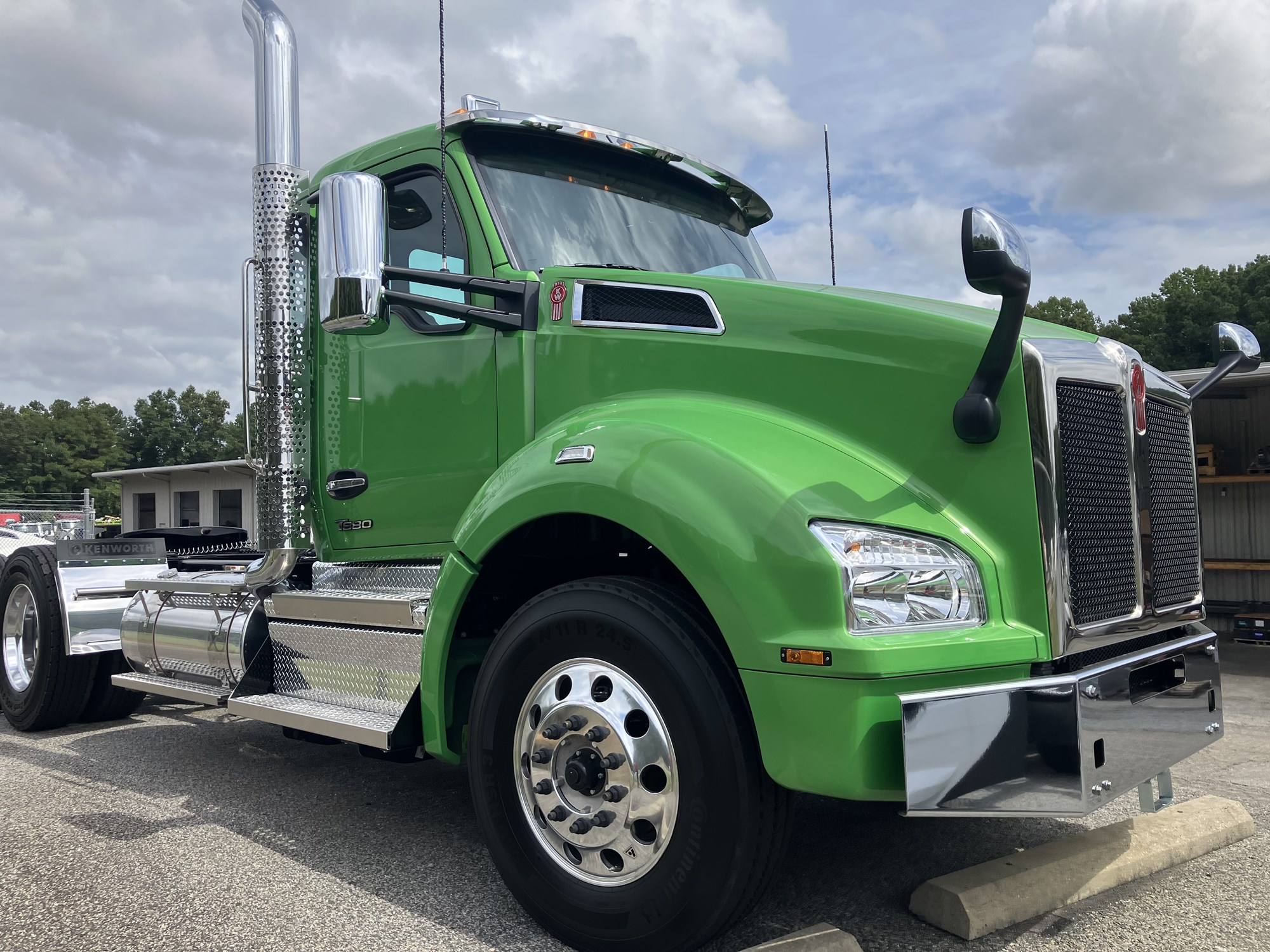 2025 Kenworth T880 - image 3 of 6